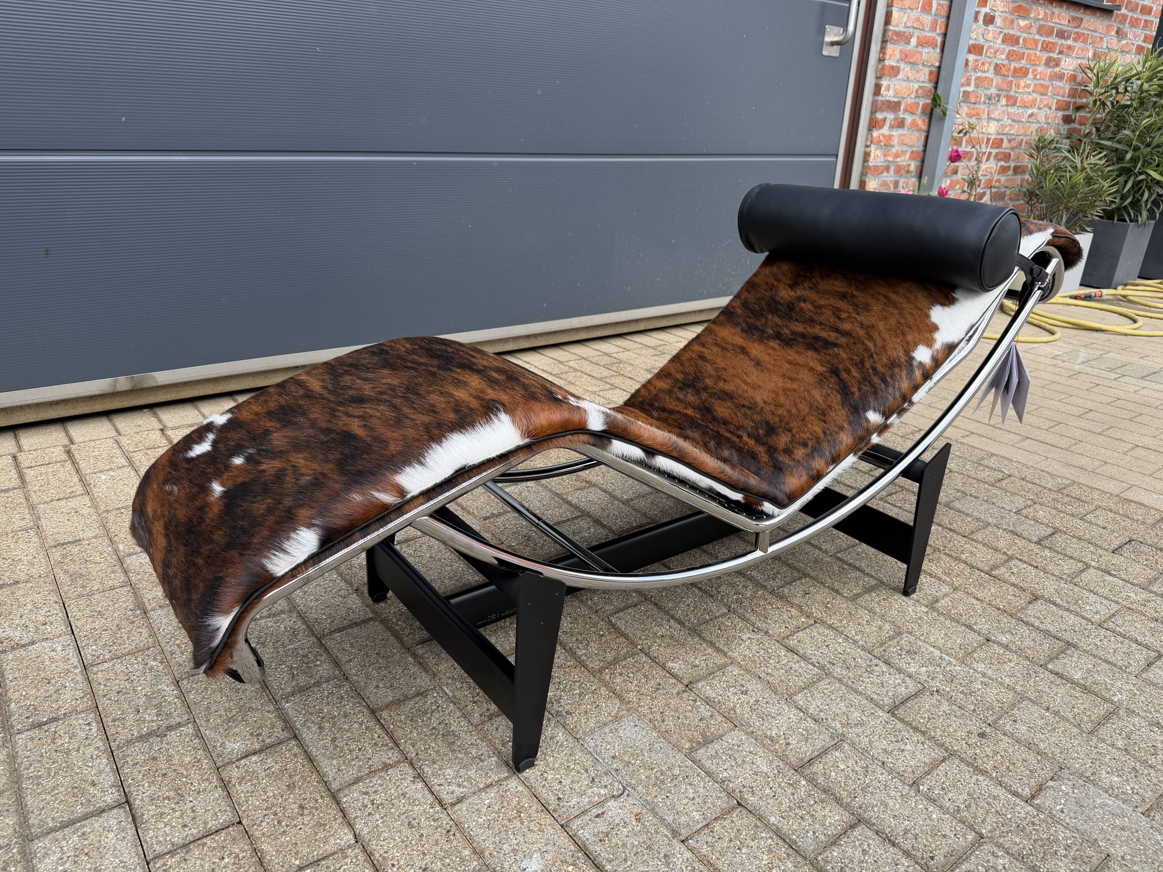Cassina LC4 Le Corbusier original (signed) in cowhide, in new condition.