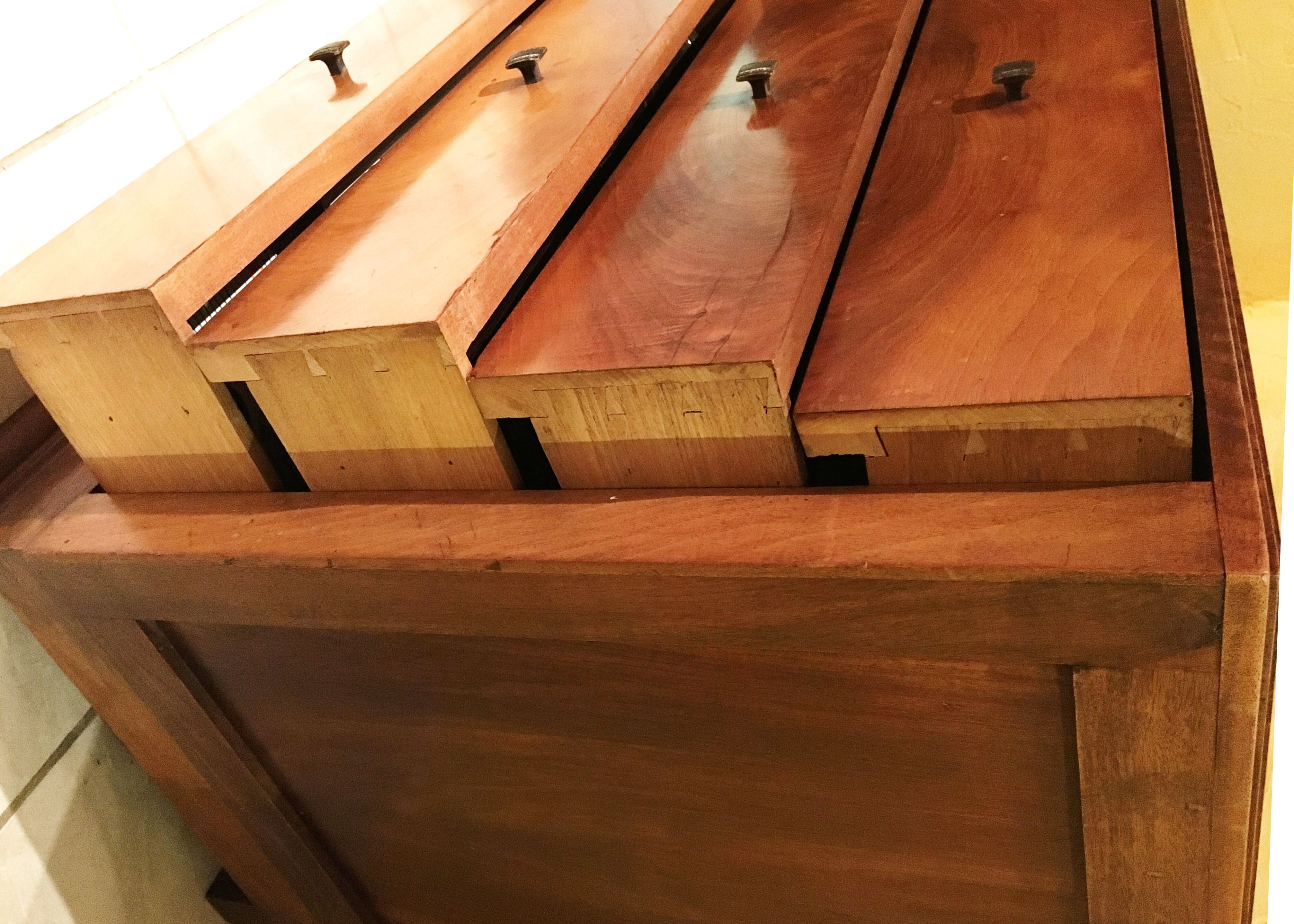 Chest of drawers in walnut