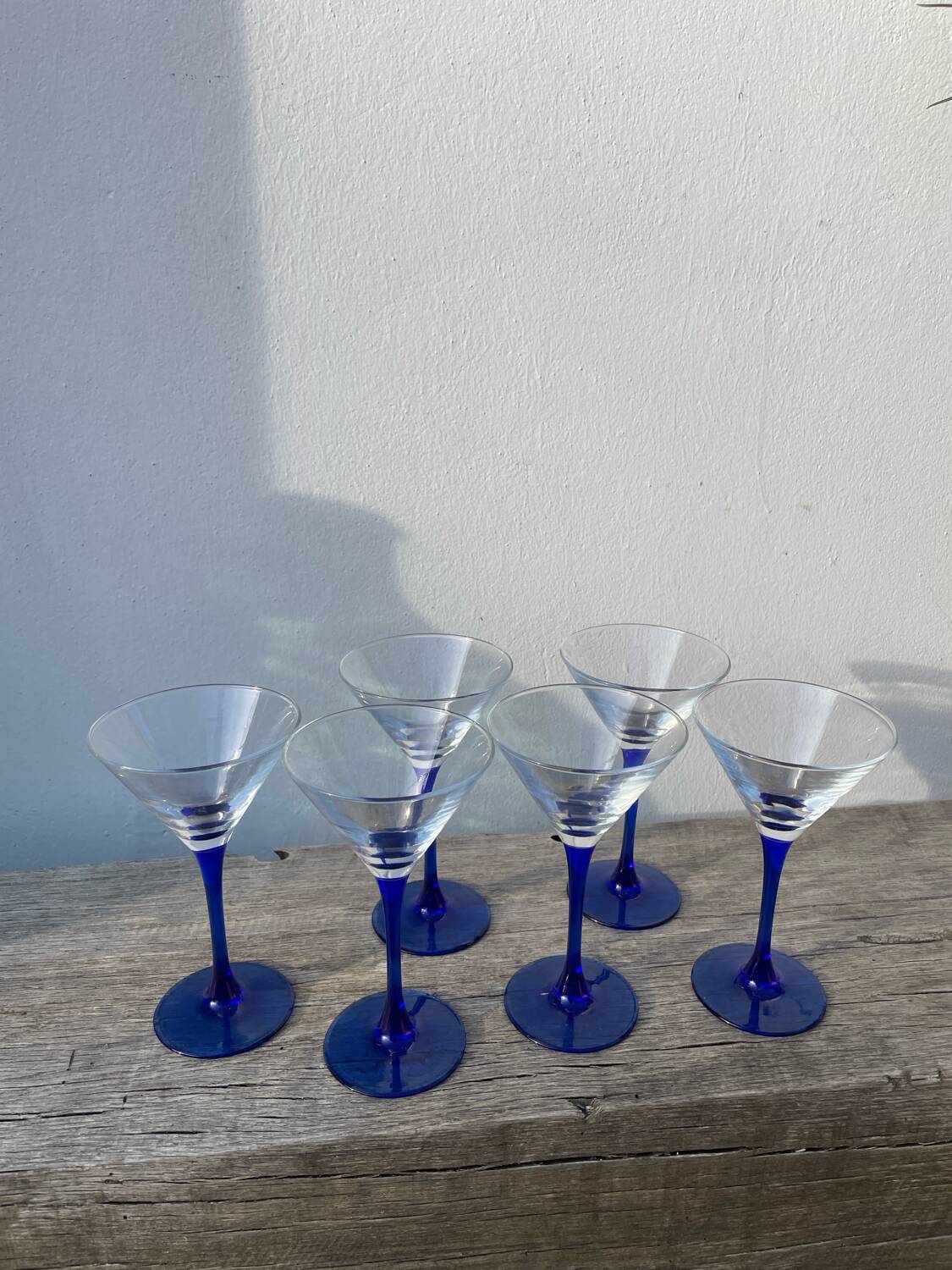 6 coupes à cocktails en verre bleu 1980