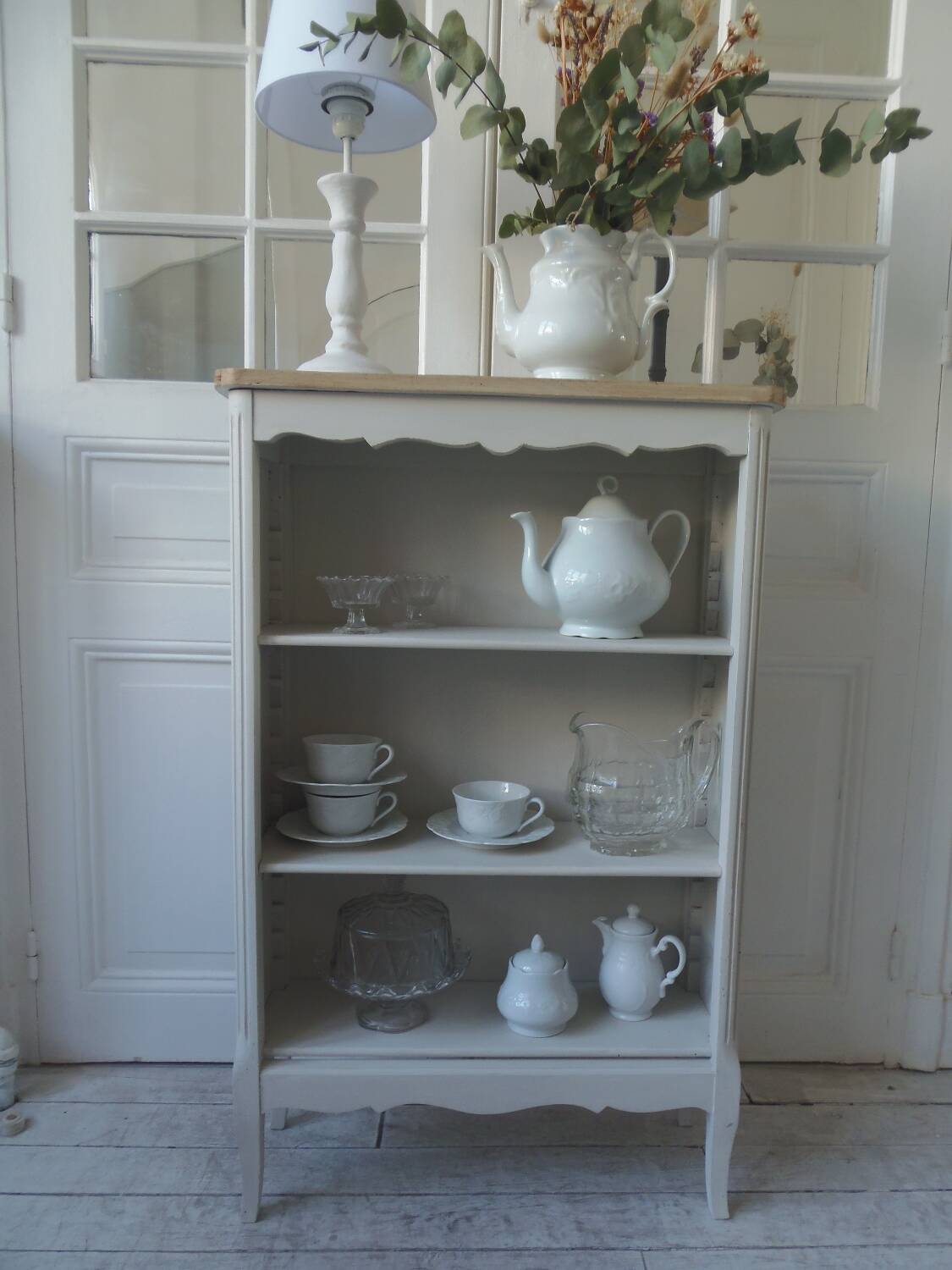 Small bookcase, 2 adjustable pearl gray patinated shelves, wooden top