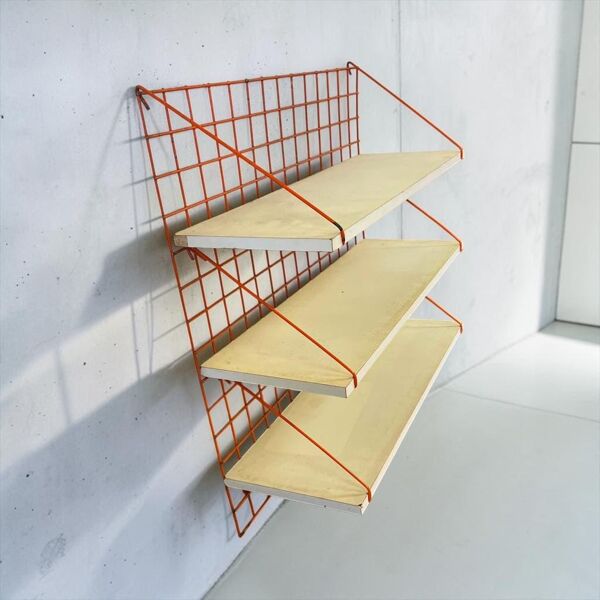 Étagère murale vintage orange-rouge à plusieurs niveaux avec grille