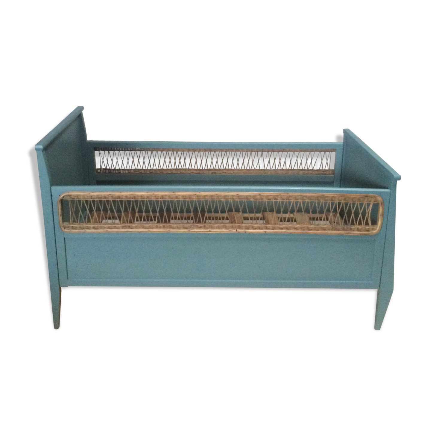 Baby bed feet compass and woven wicker