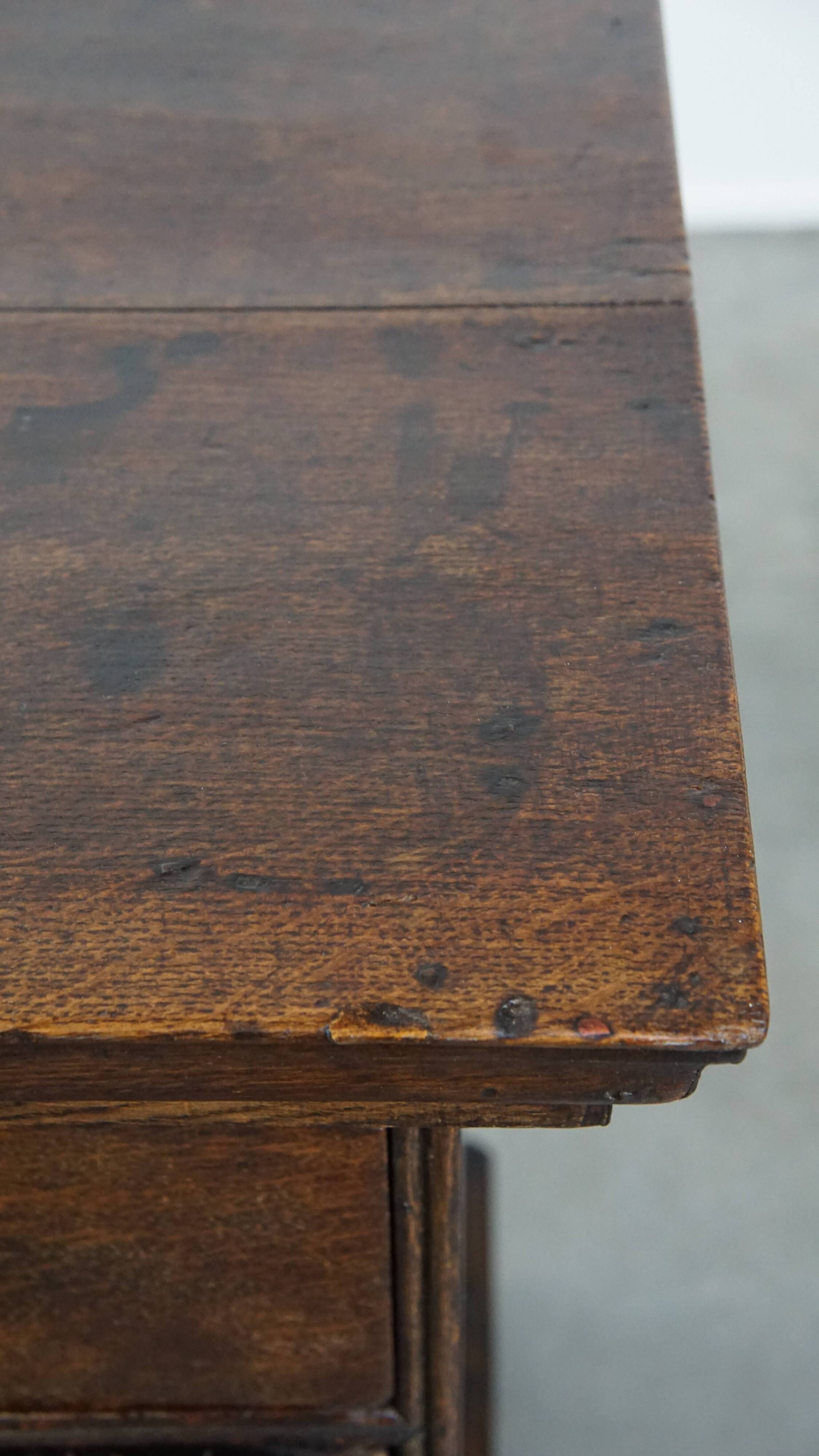 Early 18th century antique English oak chest of drawers with 5 drawers