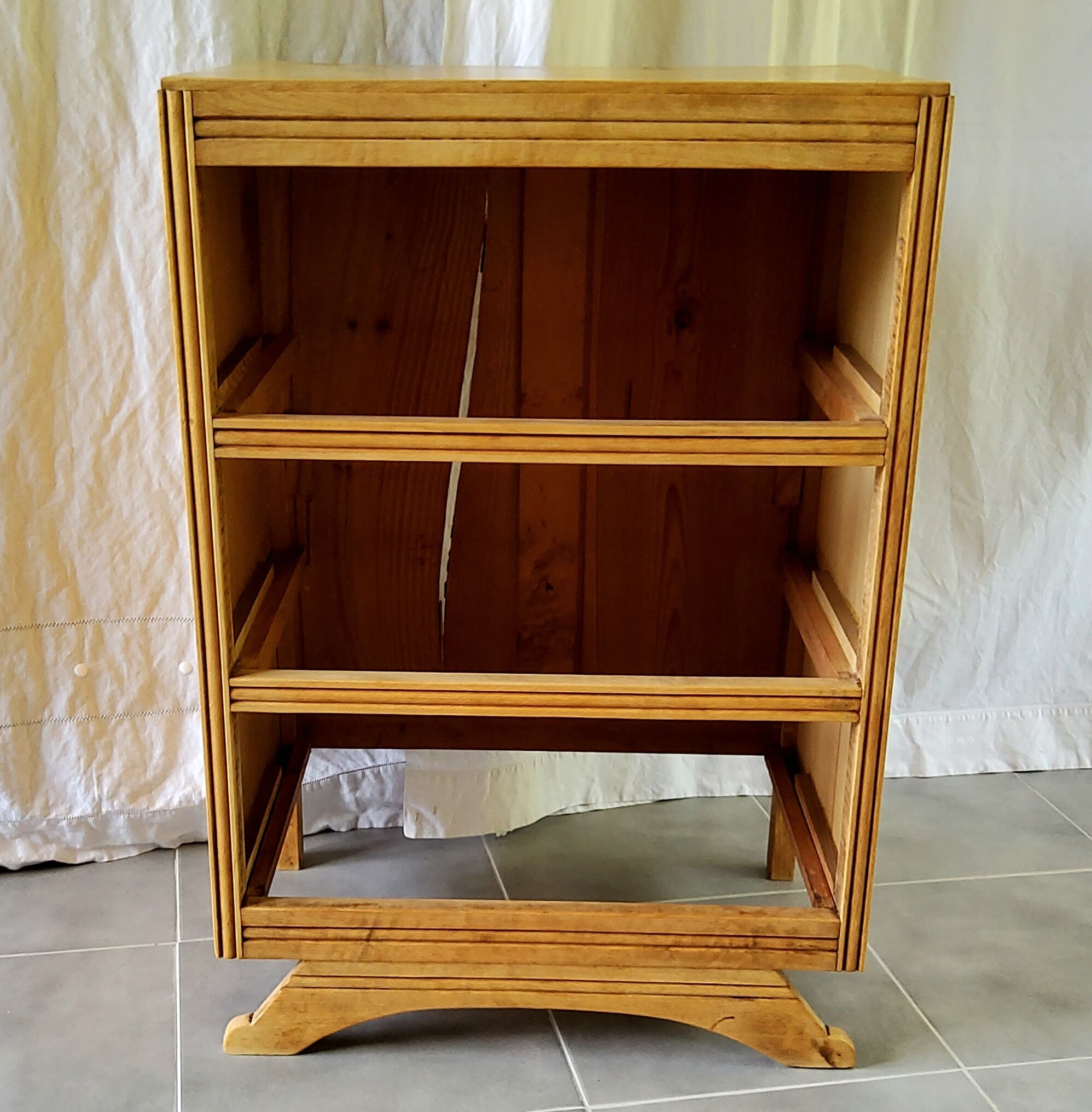 Art deco chest of drawers