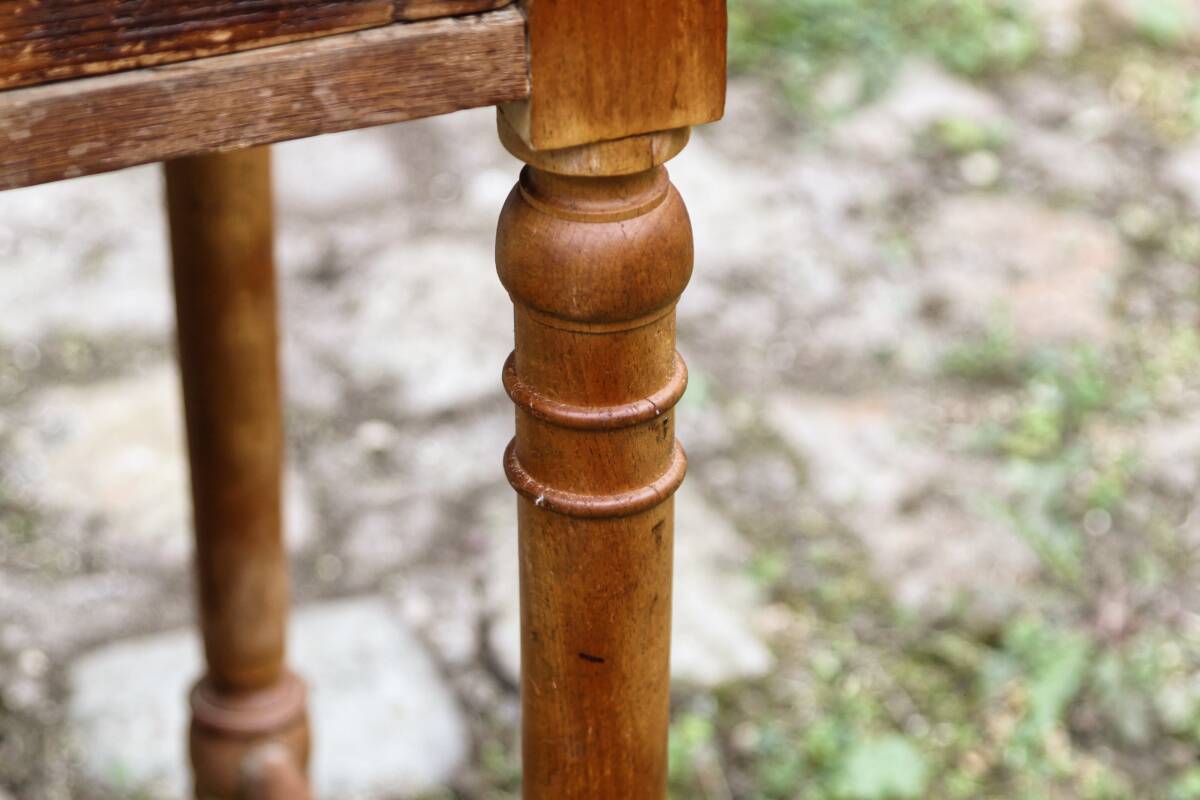 Table en bois massif, un tiroir, bois tourné