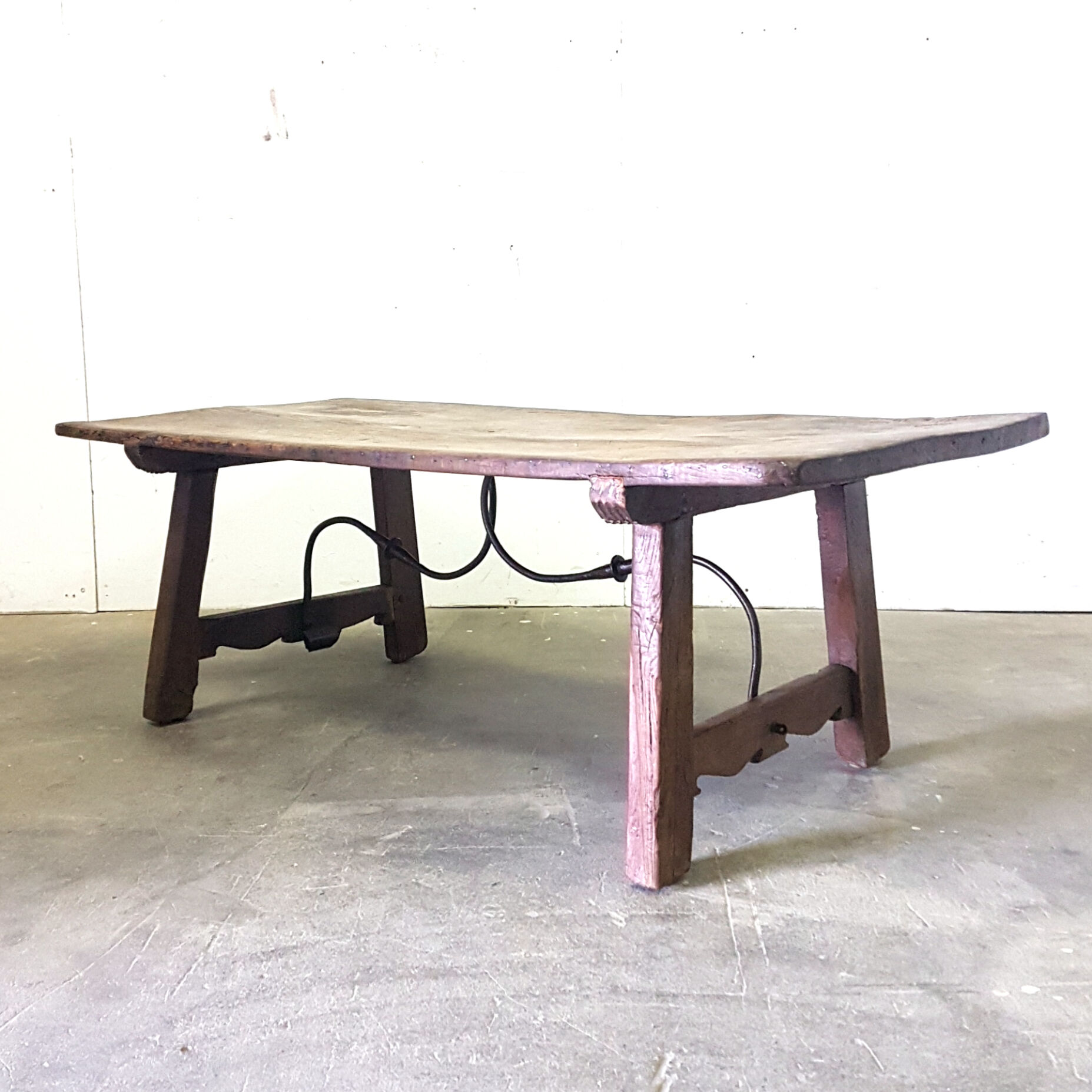 Table basse en noyer et fer forgé du XVIIIe siècle