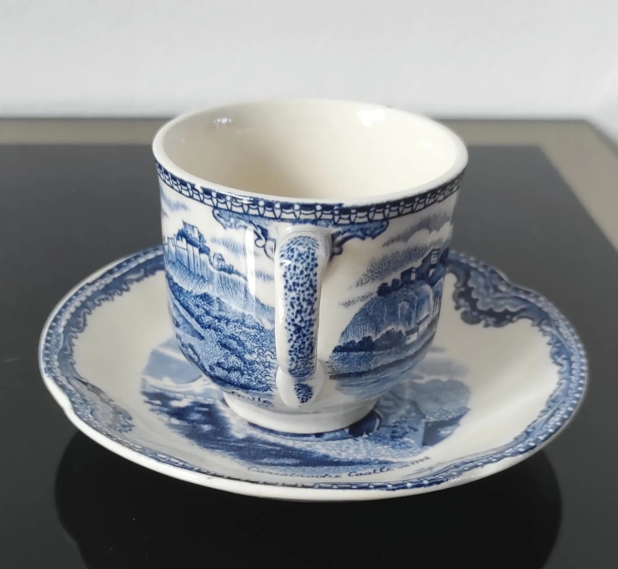 Lot de tasses et soucoupes vintage