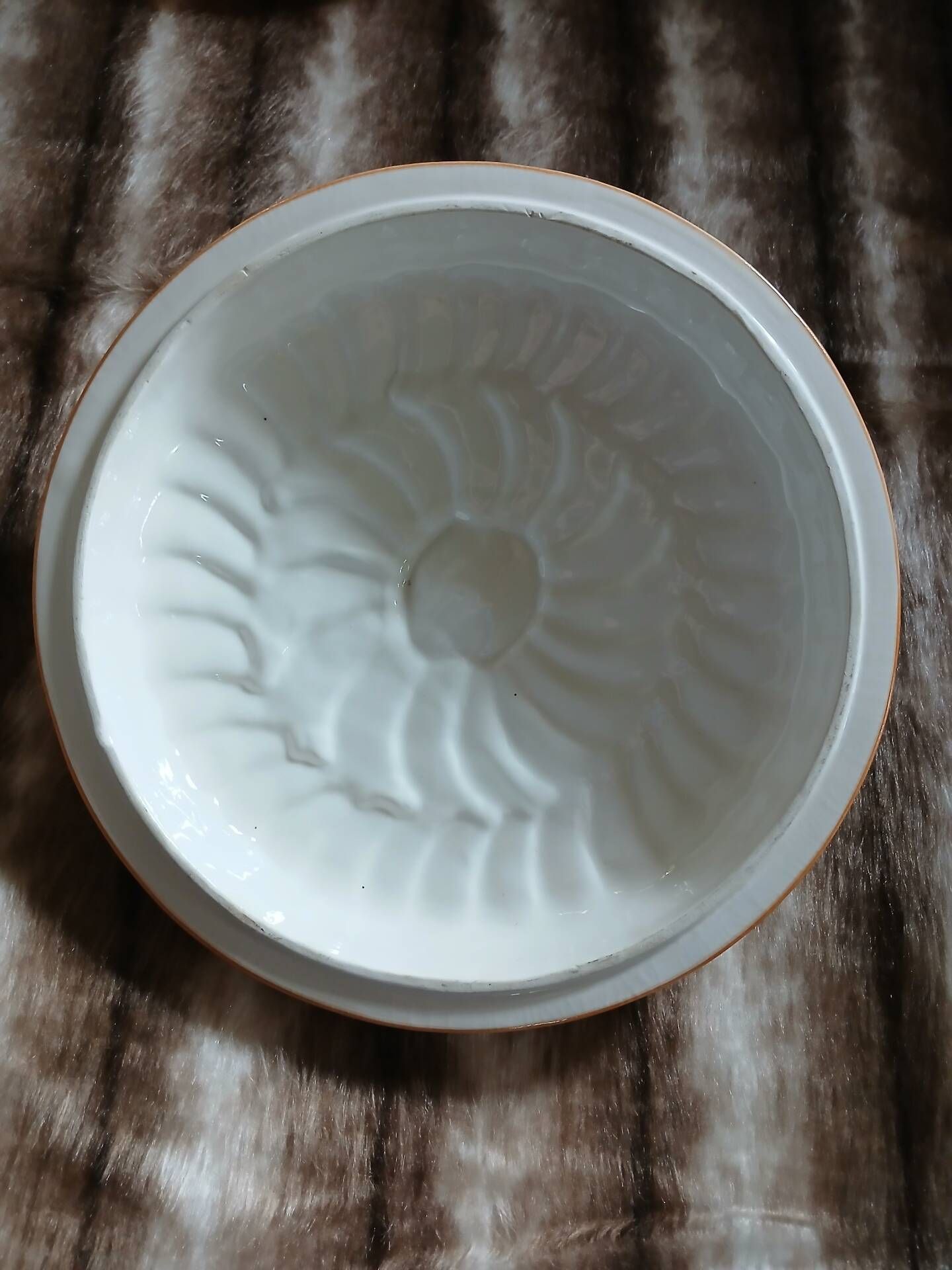 Vintage pie dish in majolica