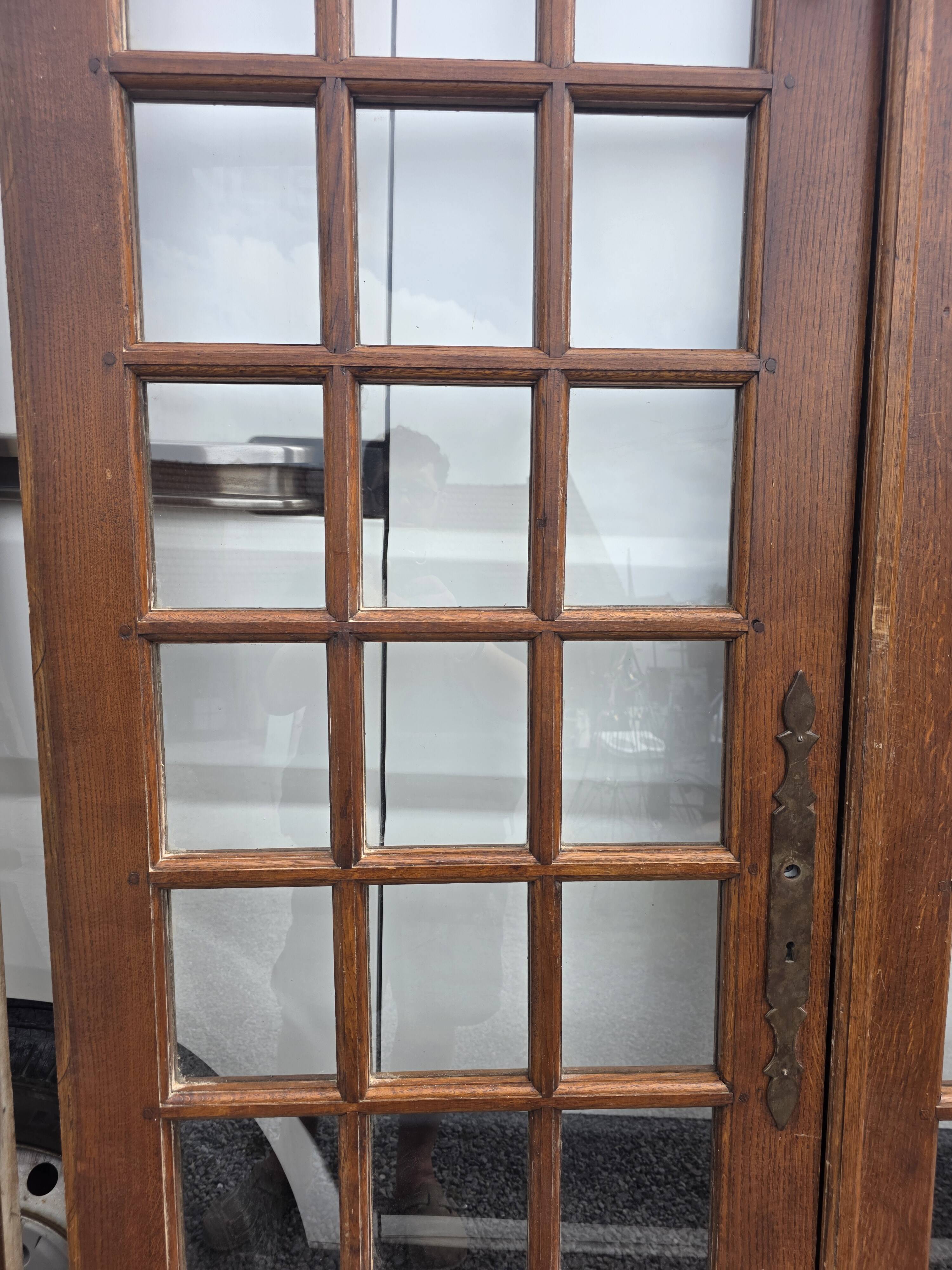 Paire de portes de séparation en chêne petits carreaux XXe