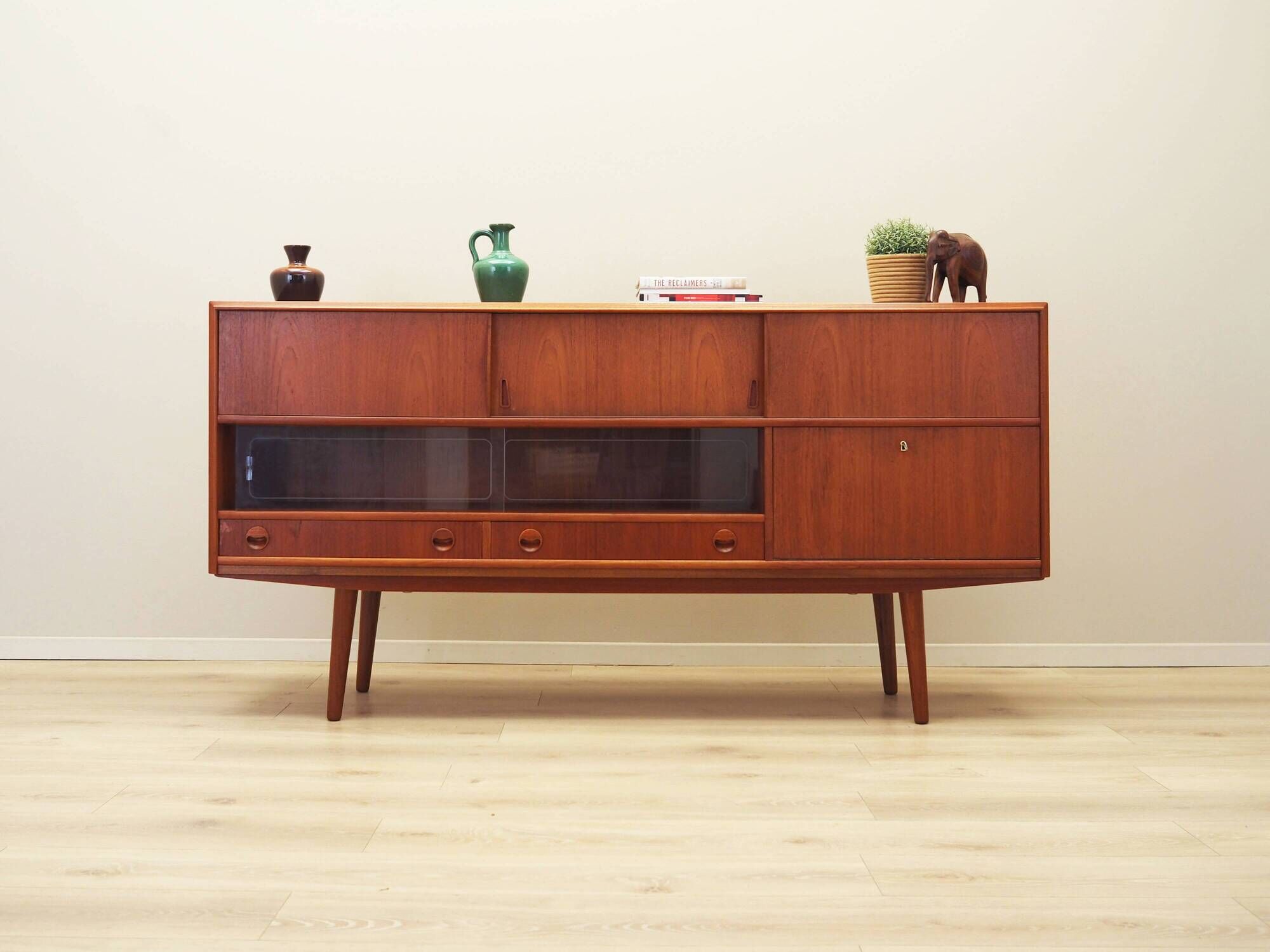 Buffet haut en teck, design danois, années 1970, production : Danemark