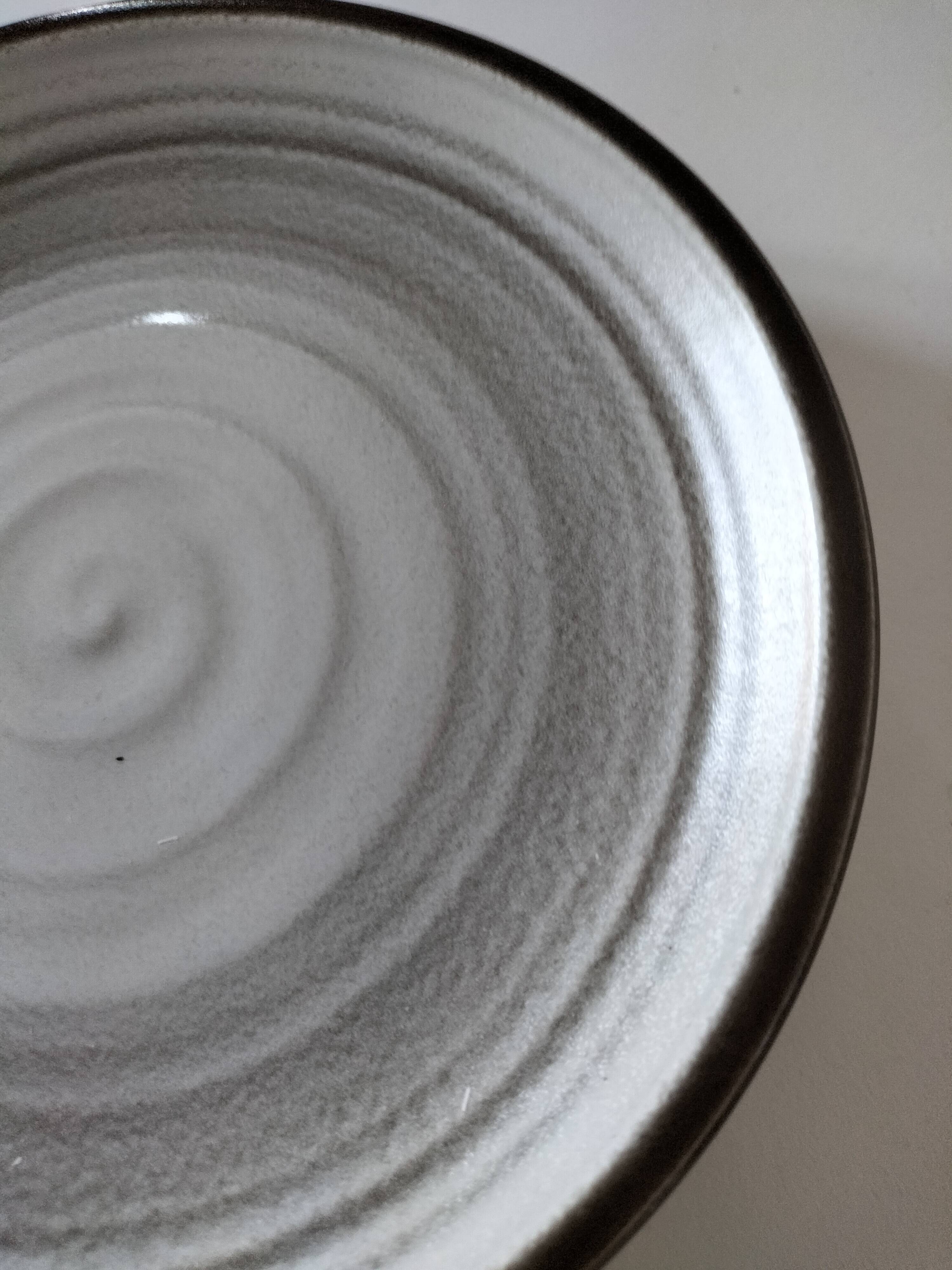 Set of 10 Salins plates with grey and brown mineral spiral decoration