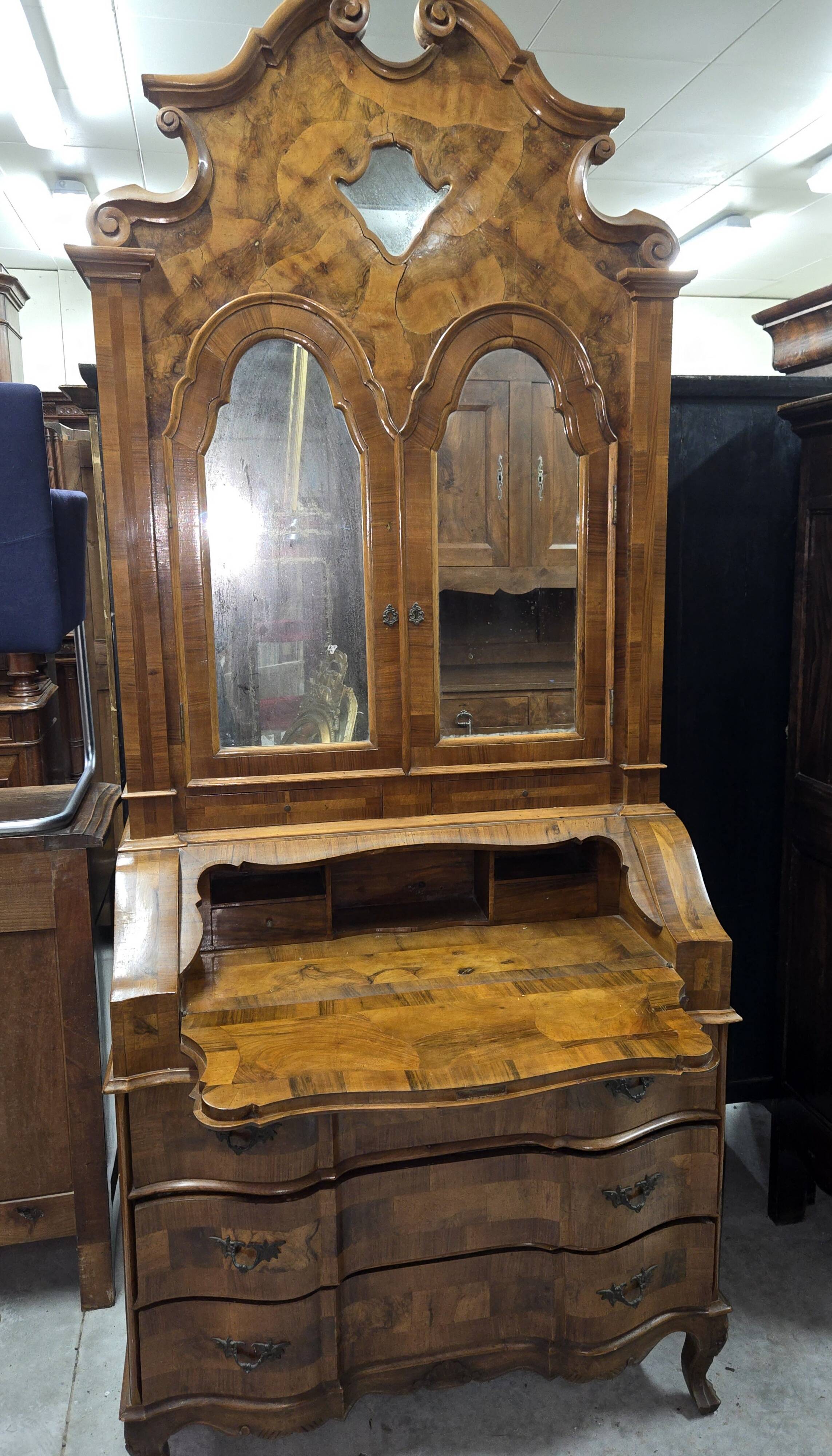 Important secretary desk in Venetian style, Louis XV, made of marquetry walnut.