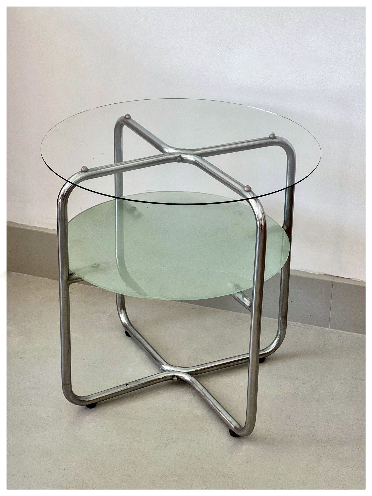 Table d'appoint en métal chrome et verre