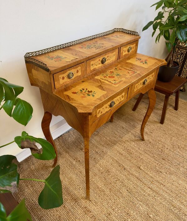 Bonheur du jour en bois marqueté – Décor floral – Style Louis XVB