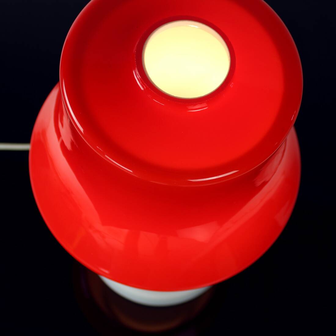 Lampe de table en verre opalin rouge et blanc par Stefan Tabery, 1960s