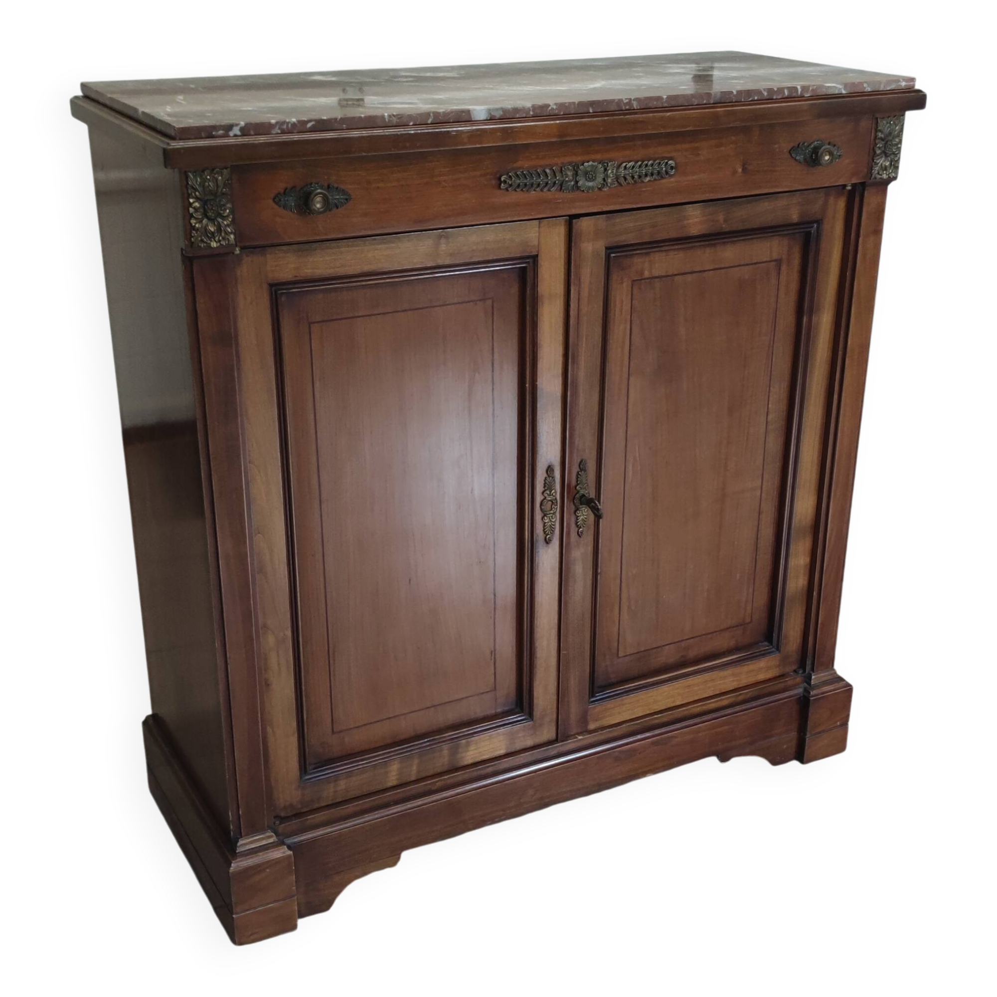 Low shoe storage cabinet