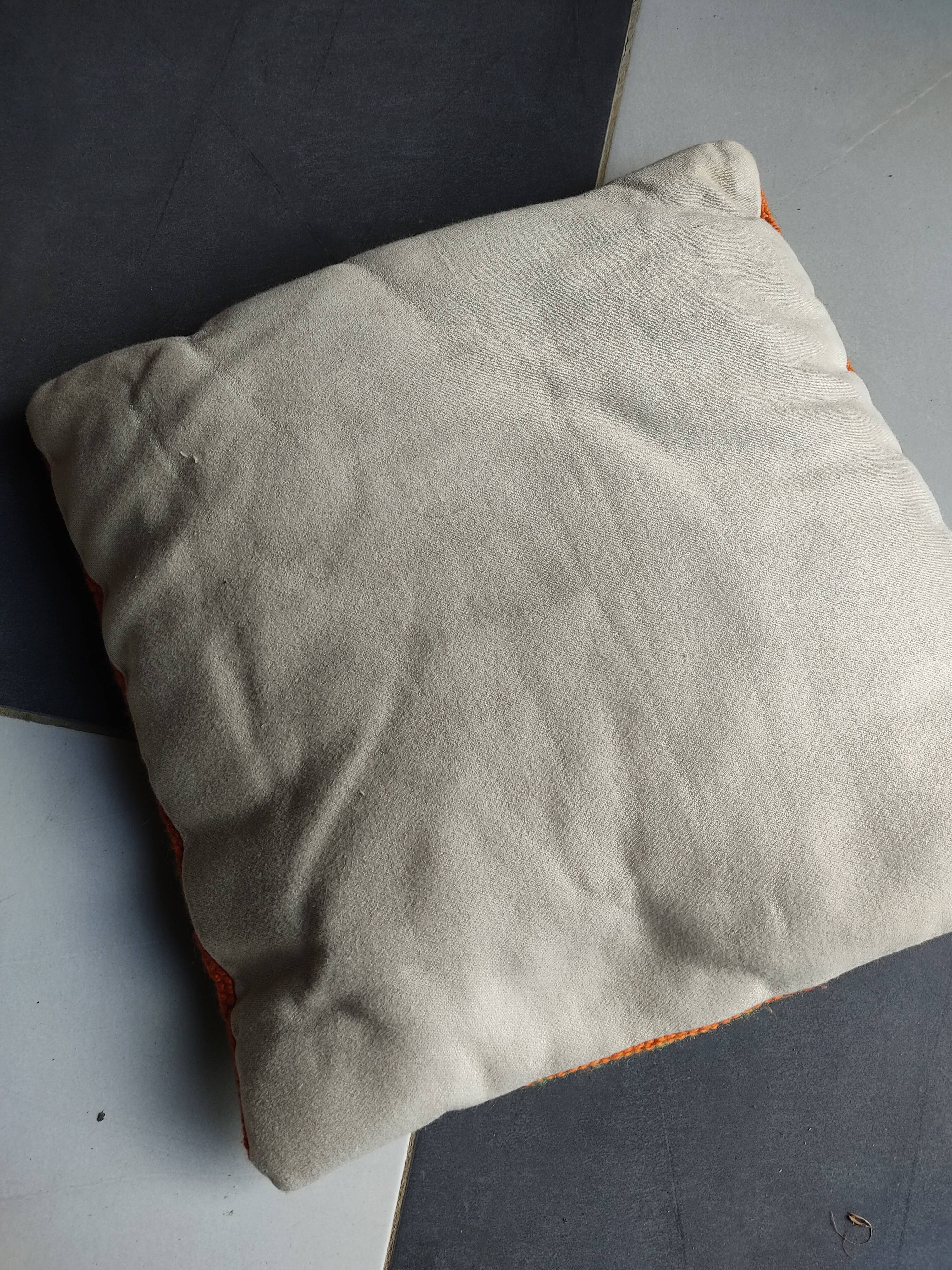 Coussin brodé canevas vintage