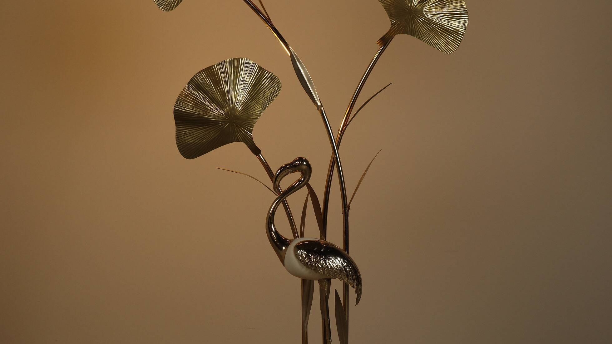 Grand lampadaire en laiton en forme de flamant rose, orné de feuilles de ginkgo sculptées, années 1970