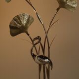 Grand lampadaire en laiton en forme de flamant rose, orné de feuilles de ginkgo sculptées, années 1970