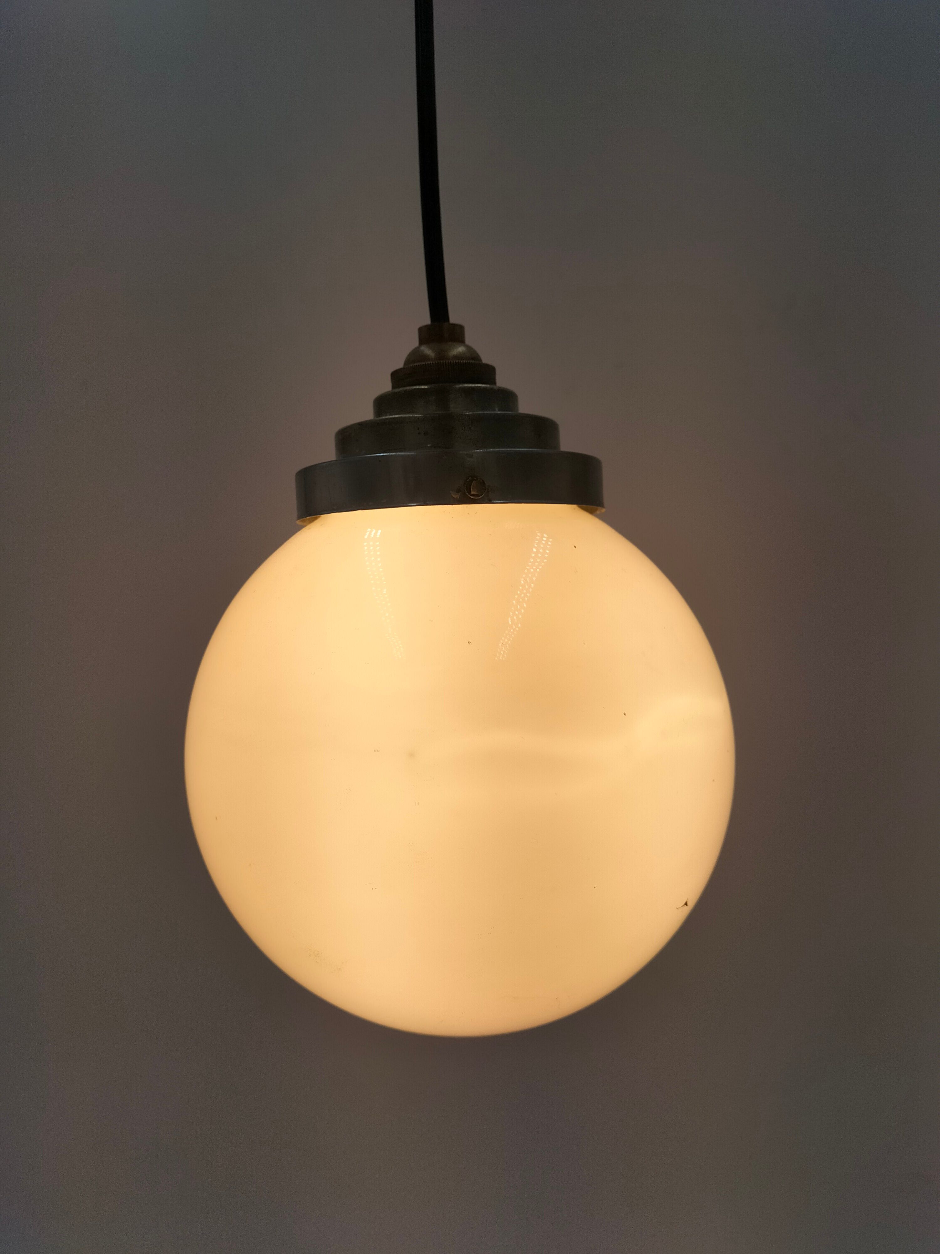 Suspension ball opaline