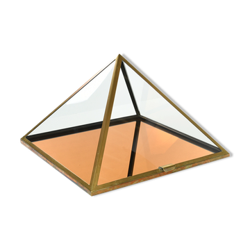 Vitrine pyramidale en laiton
