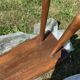 Banc tripode en chene brutaliste