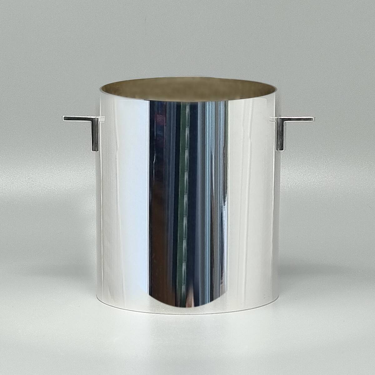1960s Gorgeous Ice Bucket by Durousseau & Raynaud in Silver Plated. Made in