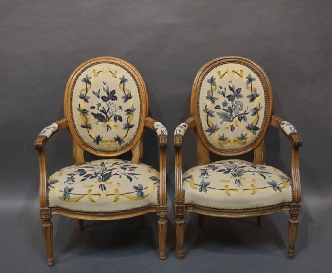 Pair medallions Louis XVI