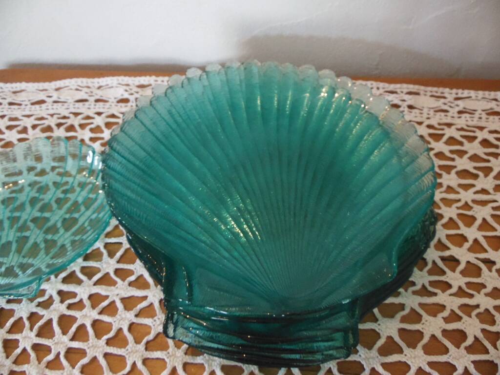 Set of 8 green glass shell plates +1 small