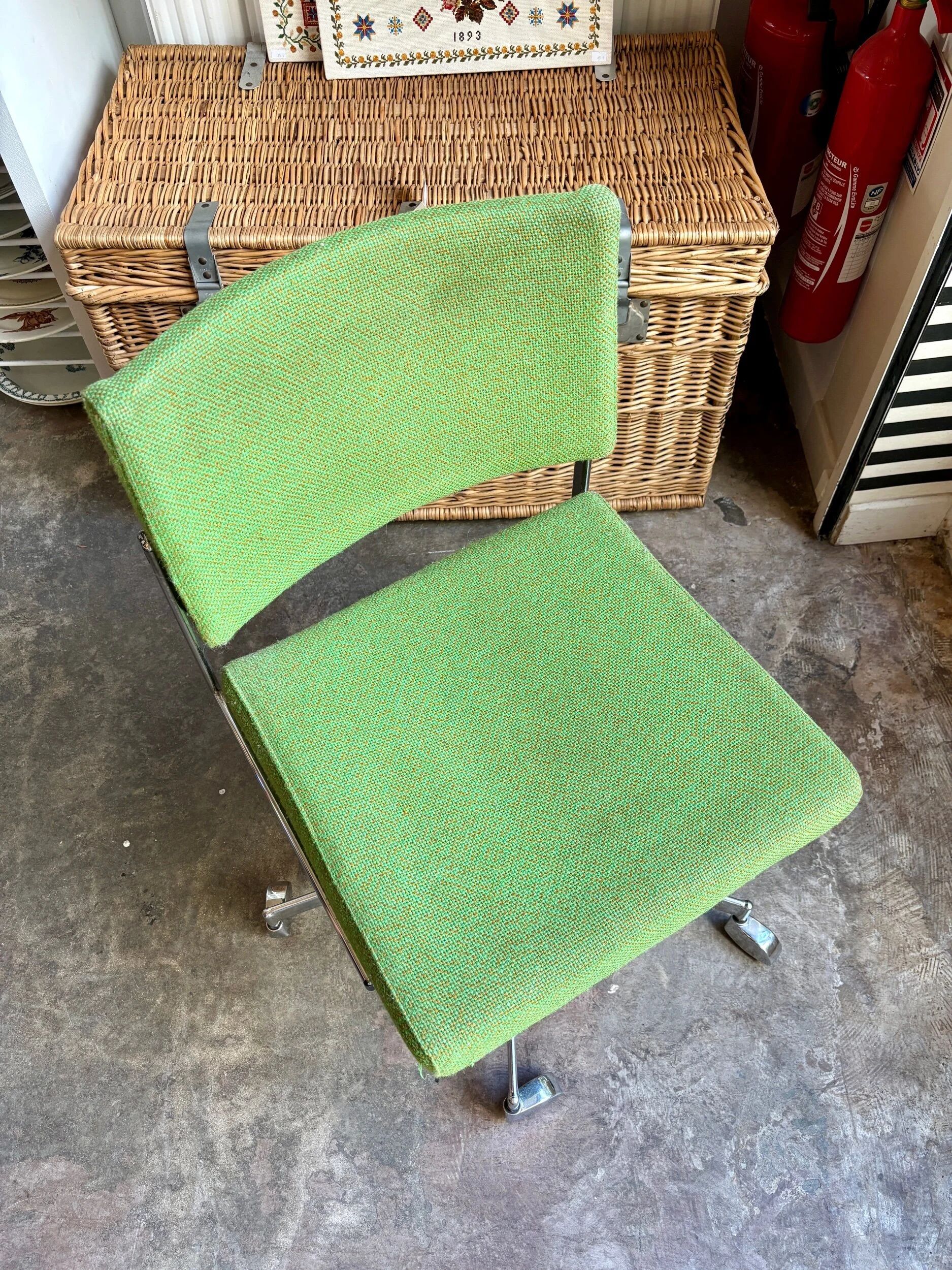 Chaise de bureau en tissu vert et métal chromé