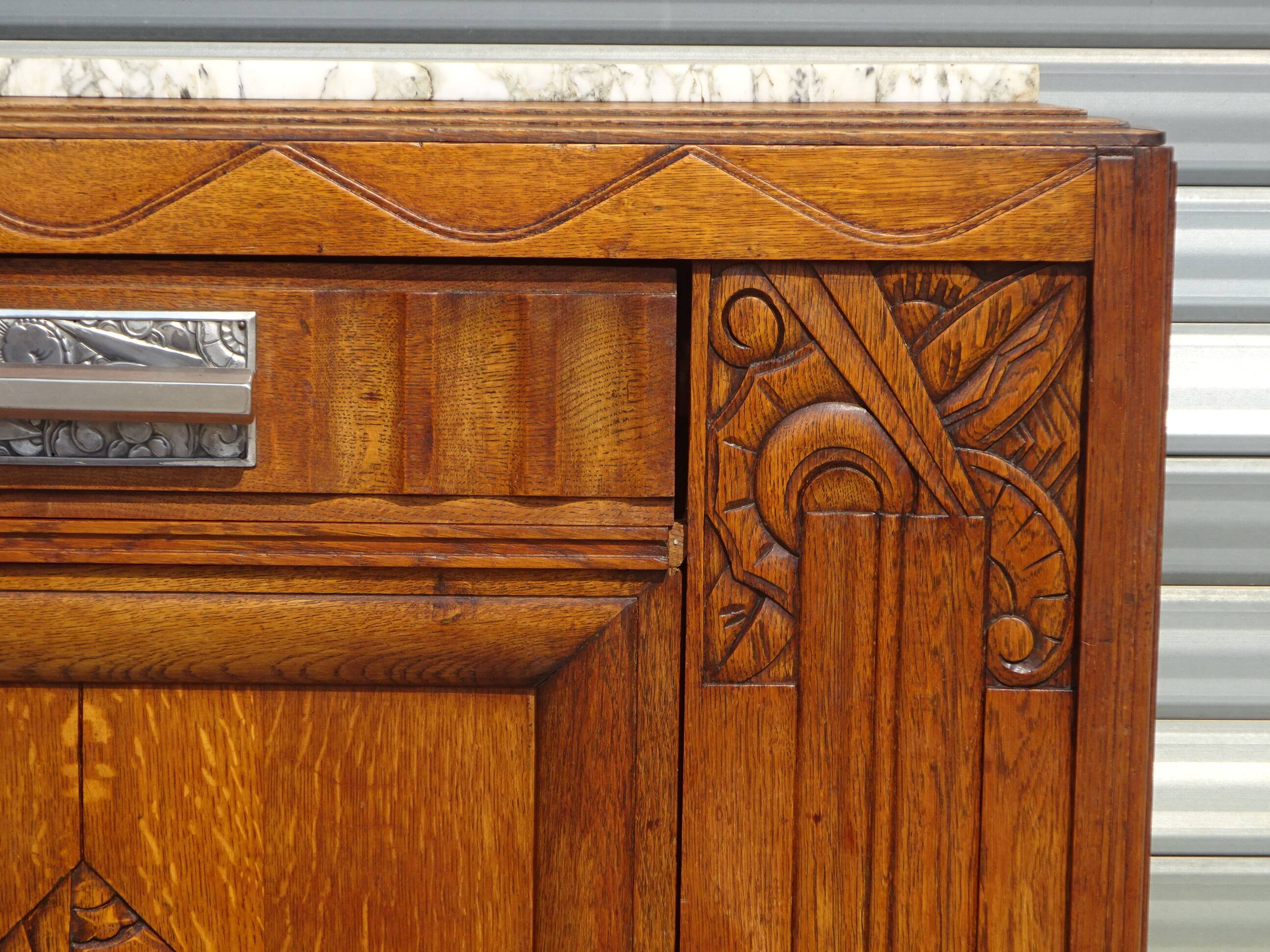 Ancien buffet en chêne et marbre, époque et style Art Déco