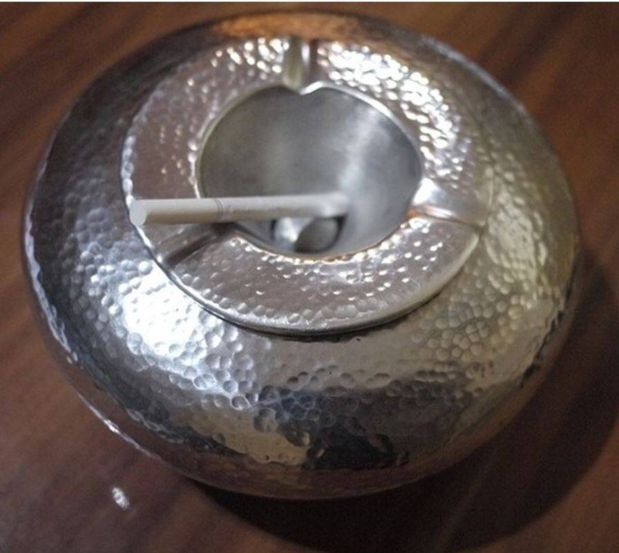 Hammered aluminum ashtray with lid for cigars and cigarettes