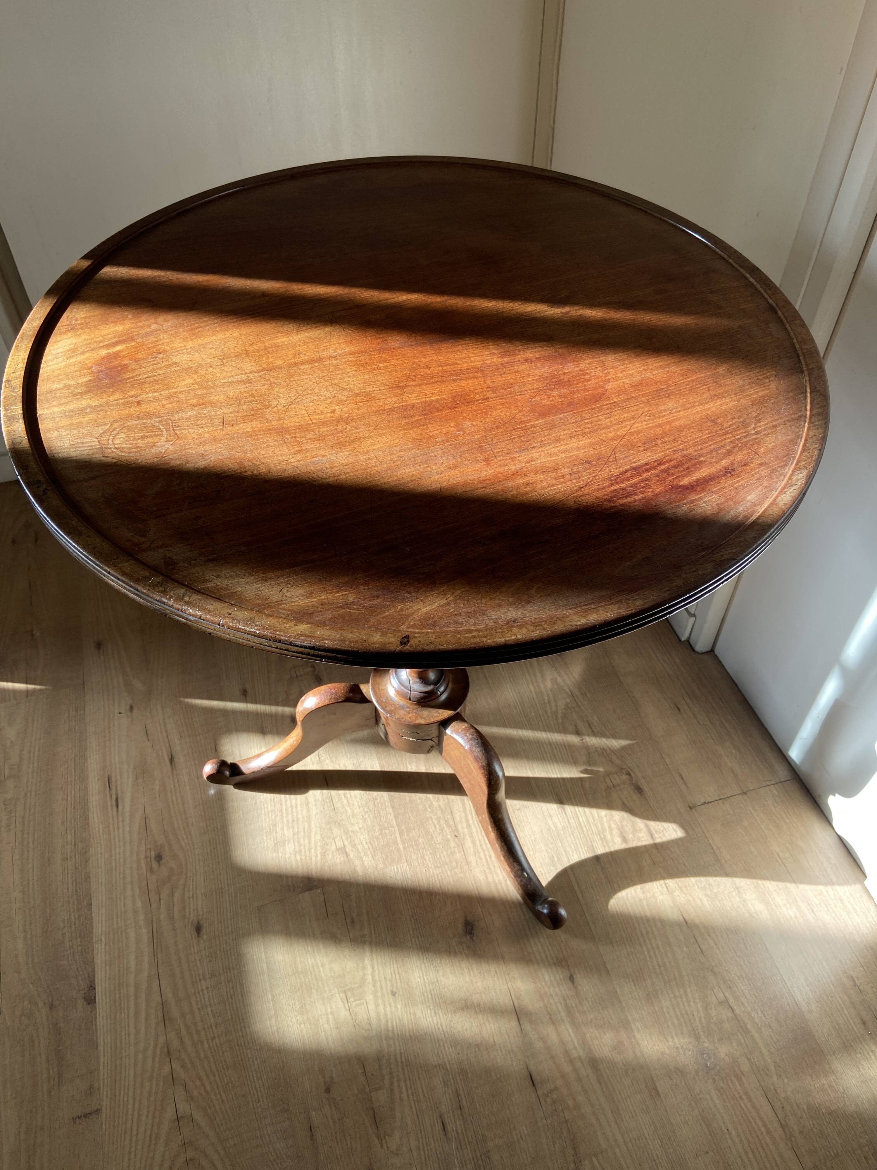 Guéridon anglais tripode à plateau basculant.