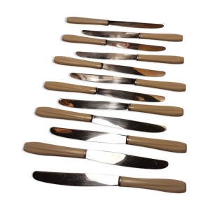 Ensemble de 12 couteaux en bakélite