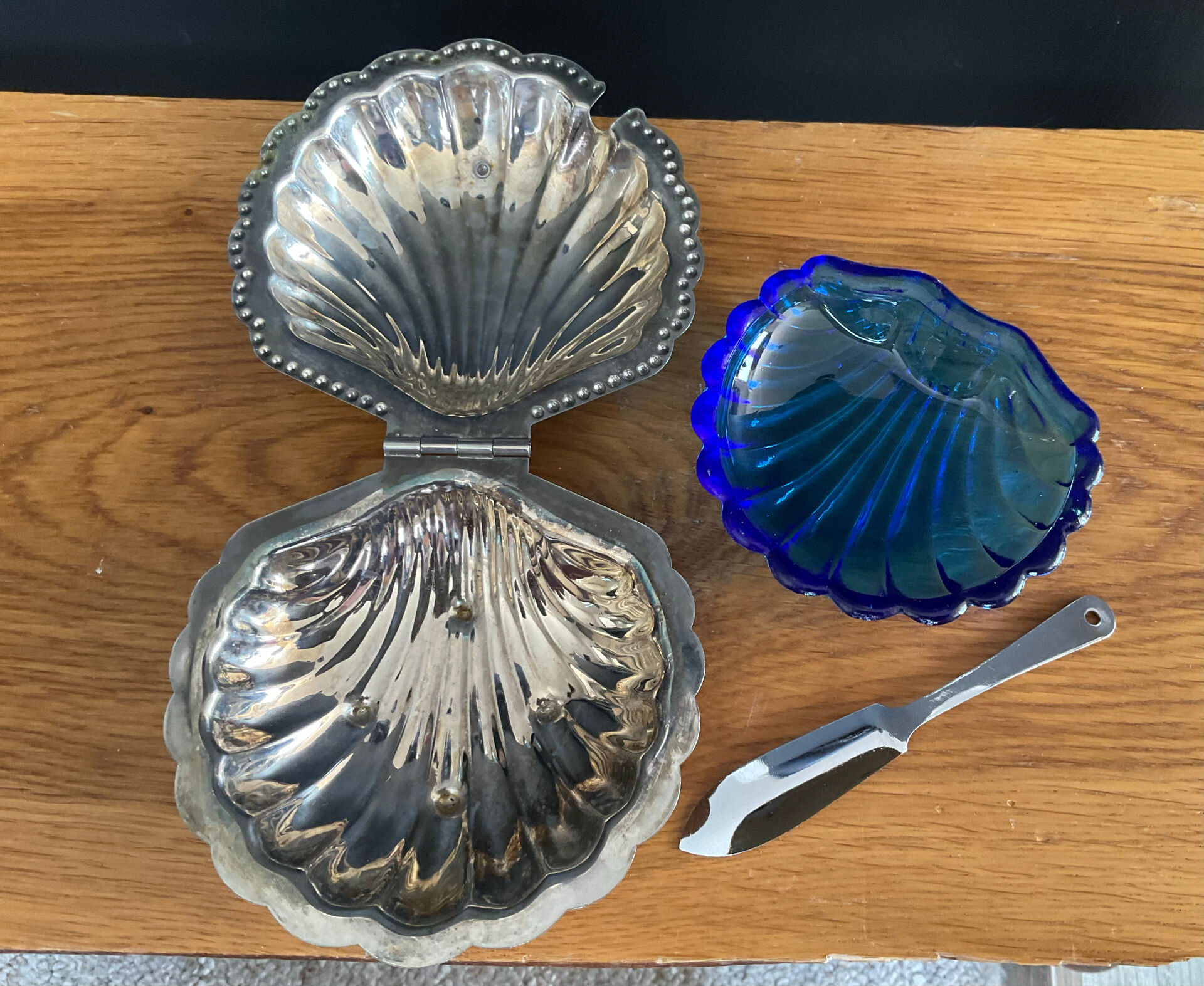 Beurrier coquillage vintage en métal et verre bleu