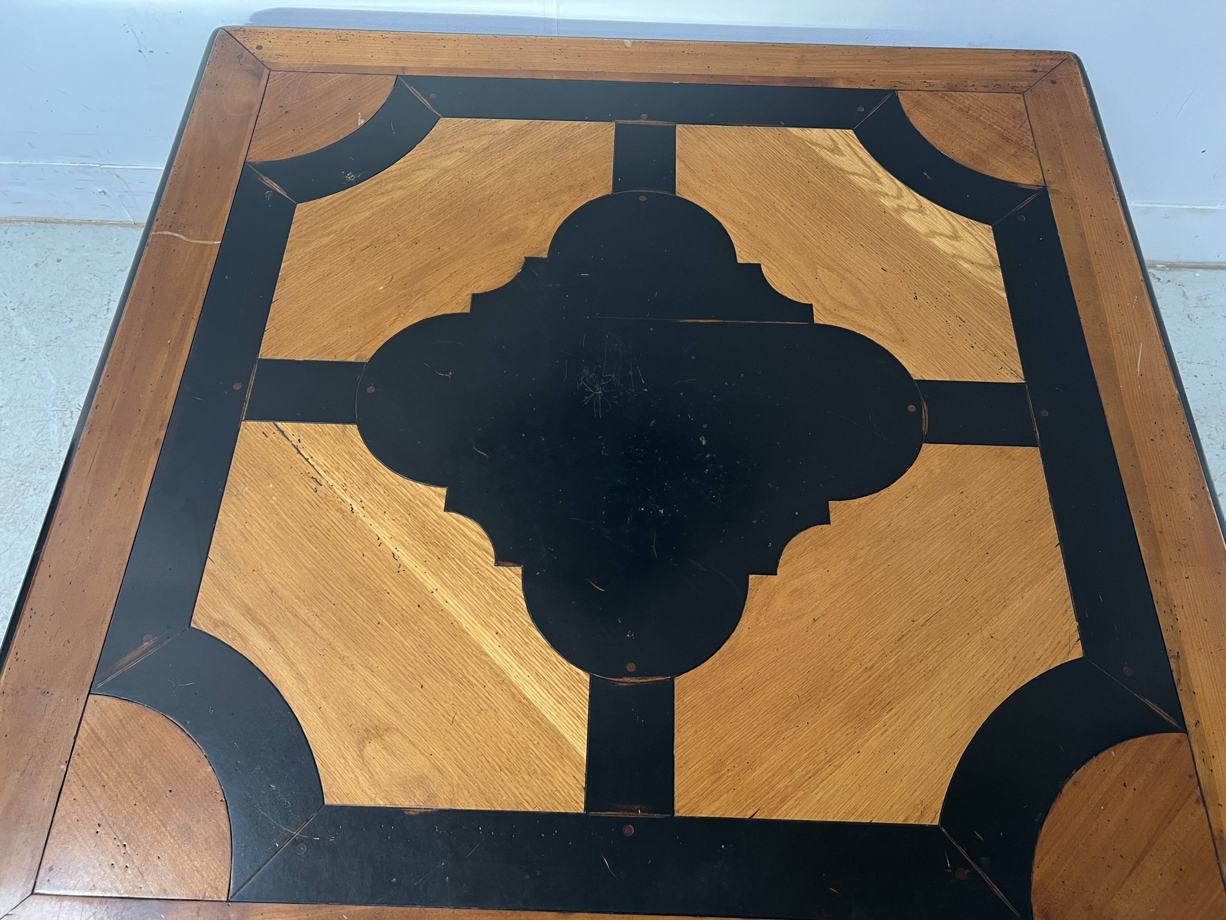 Table basse en bois a décor géomètrique XX siècle