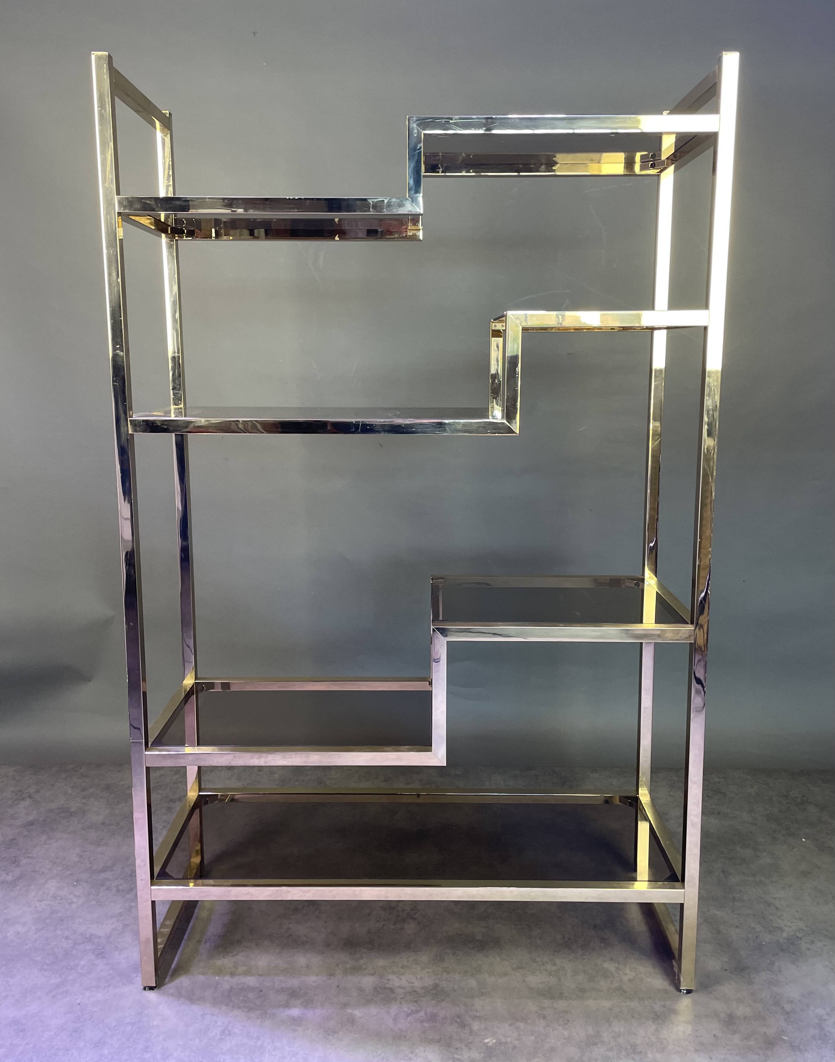 Etagère italienne en métal doré et verre fumé