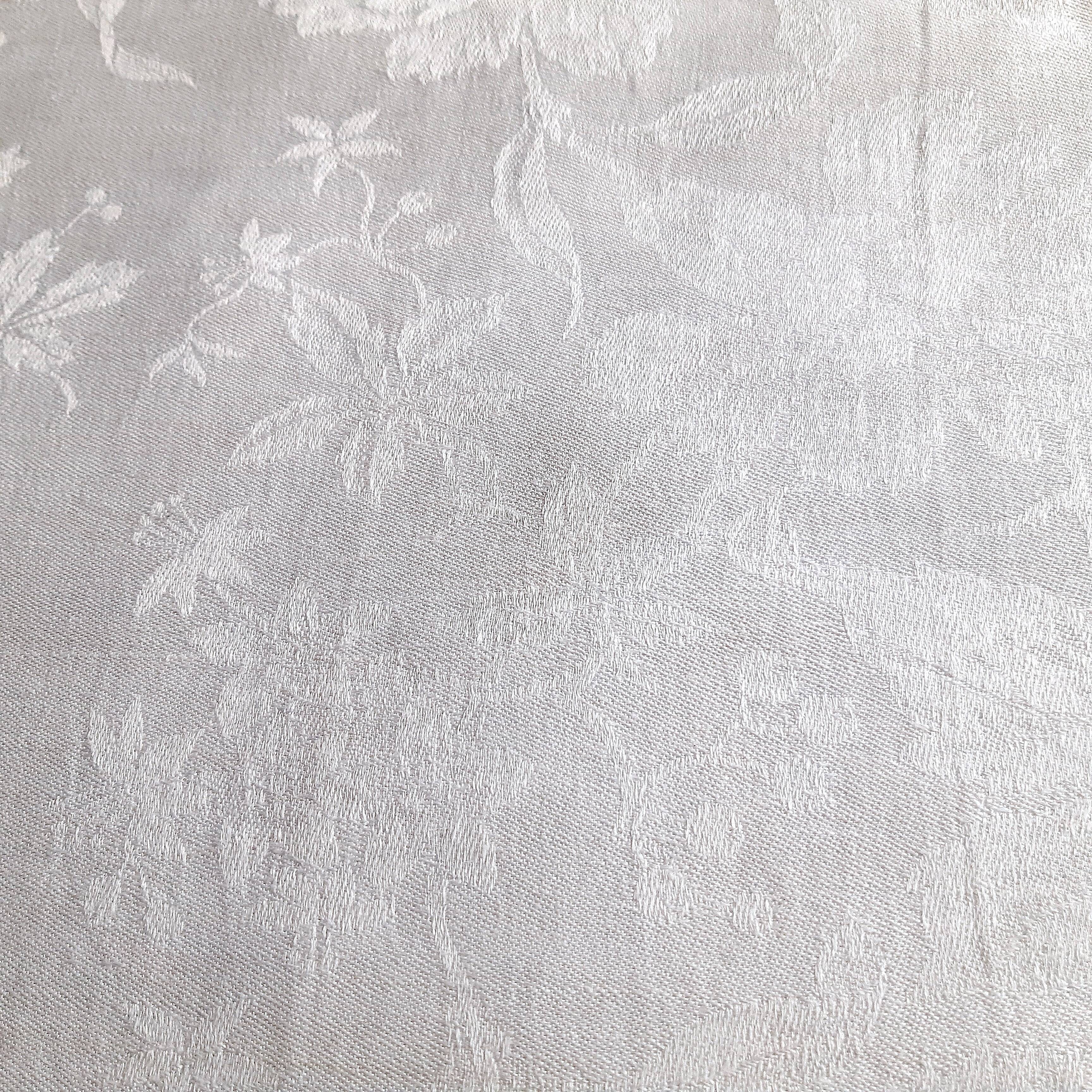 Nappe d'appoint damassée monogrammée "bg" 87 x 74 cm