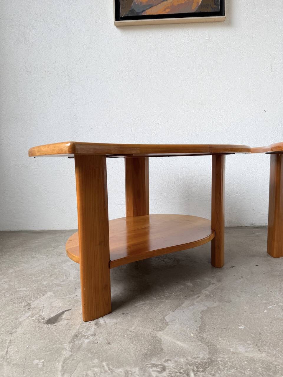 Tables basses en orme formant une goutte