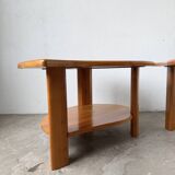 Tables basses en orme formant une goutte