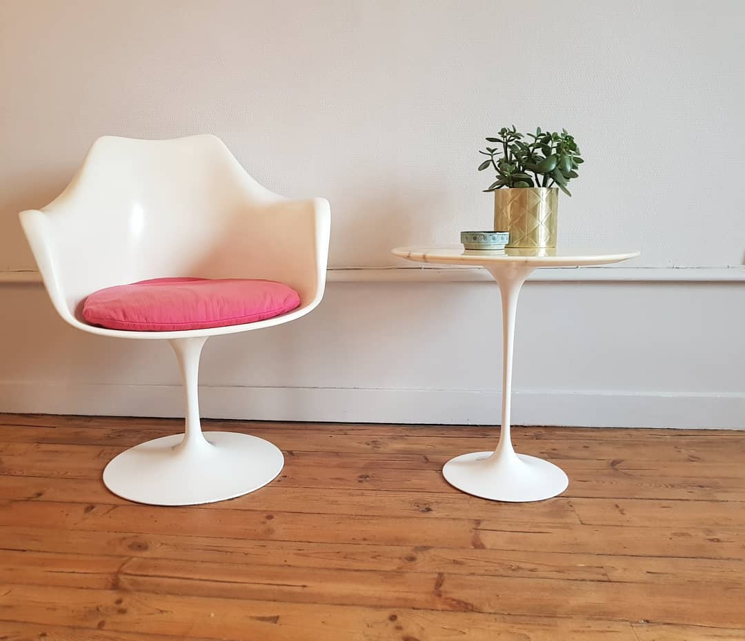 Table d’appoint en marbre de carrare conçue par Eero Saarinen Knoll