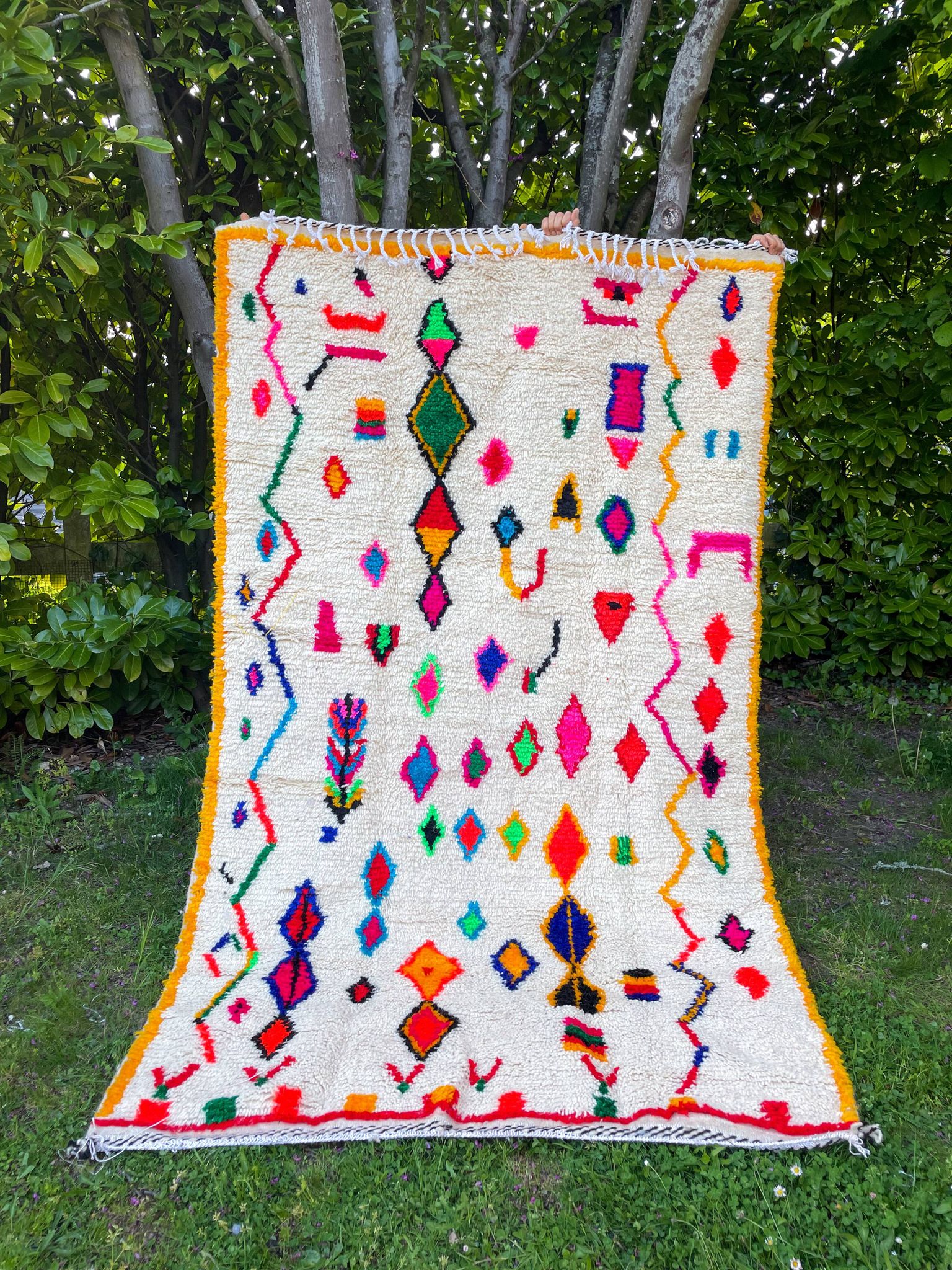 Tapis marocain berbère Azilal multicolore et fluo