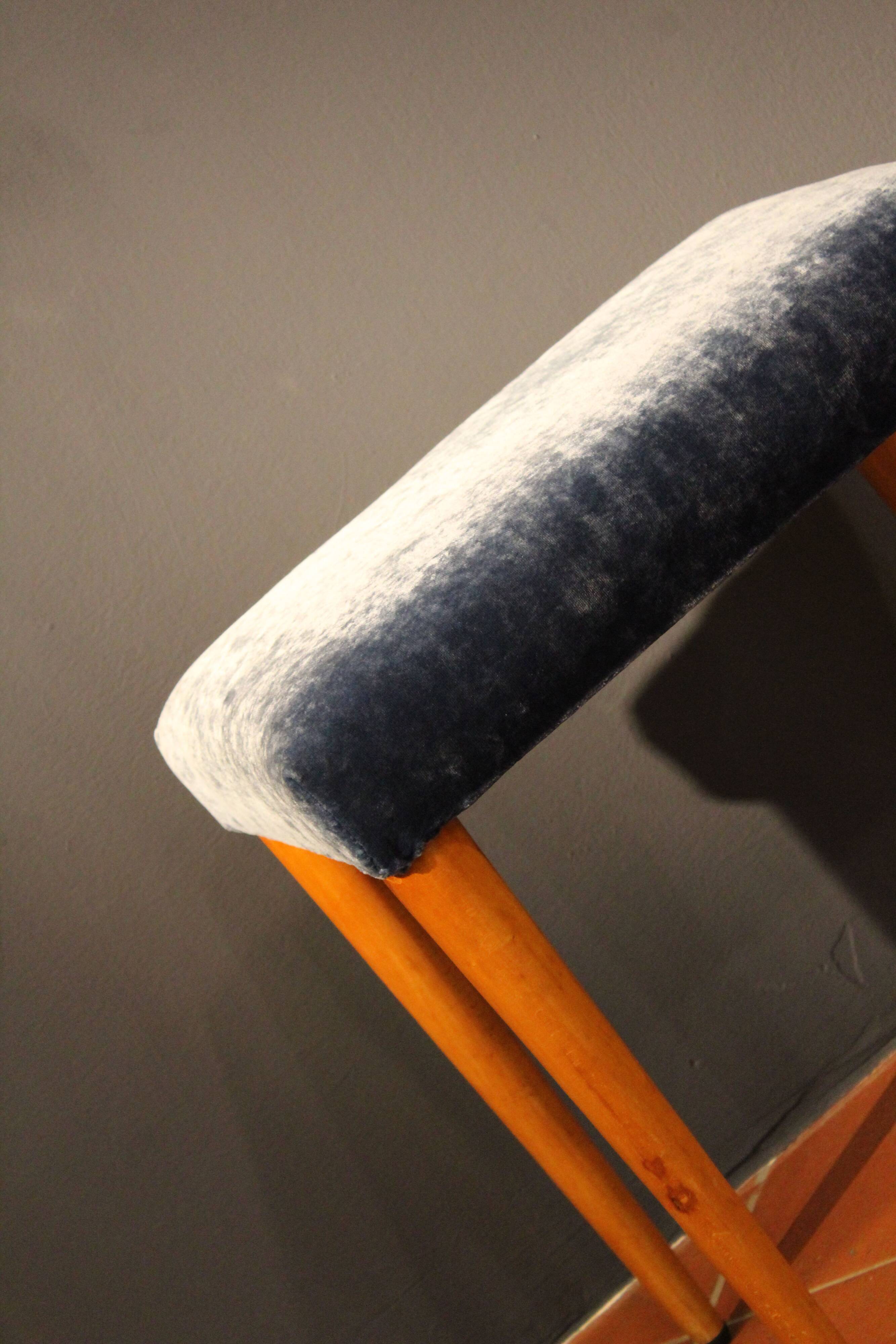 Panca vintage in wood and velluto blue Italia 1950s