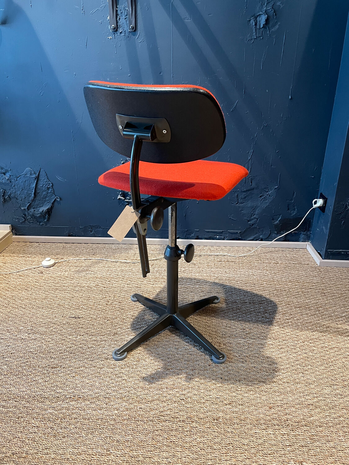 Cirkel's Ahrend swivel and adjustable office chair