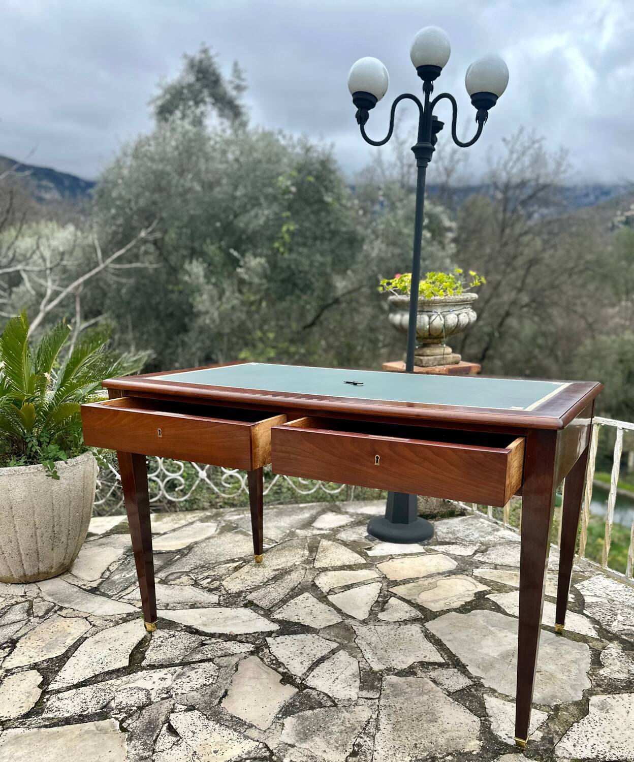 Flat desk in solid mahogany from the 19th century.
