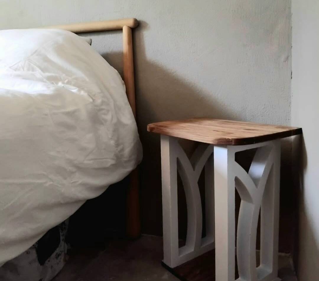 Tables de chevet artisanales bois & blanc, style méditerranéen (lot/unité)