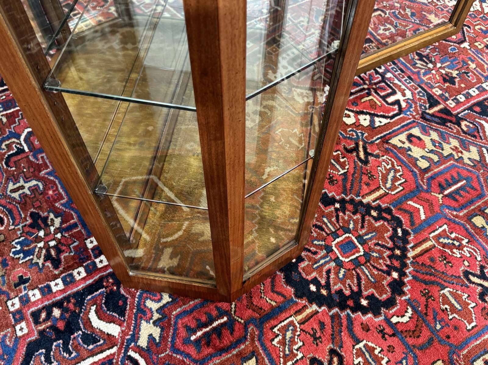 Vitrine Art déco en acajou, palissandre et dessus marbre blanc