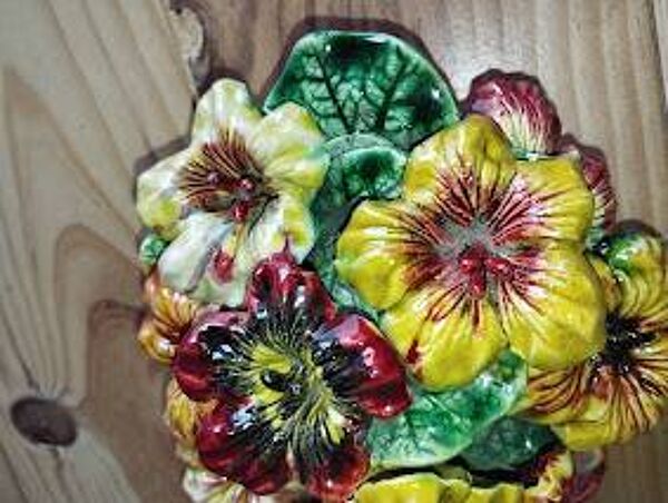 Objet décoratif en barbotine bouquet de pensées, années 50