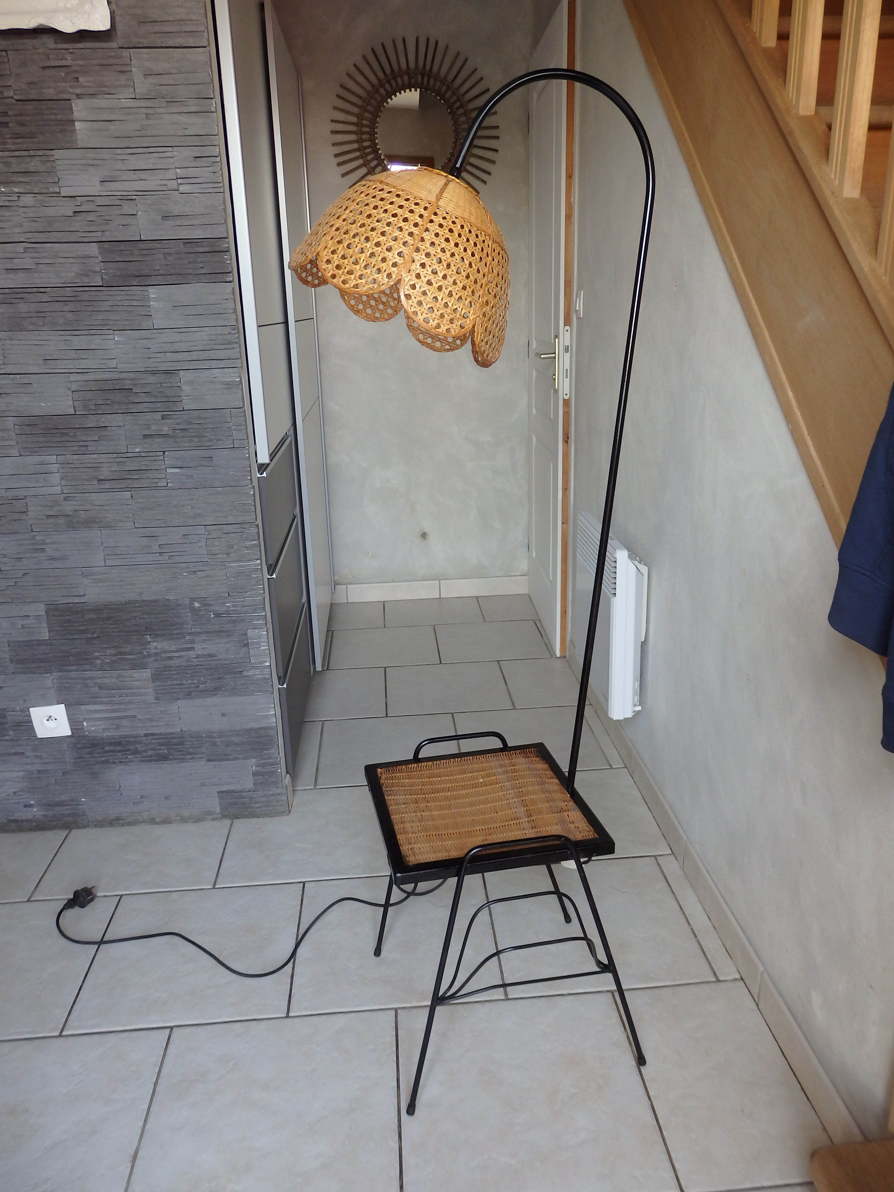 Rattan tablet lamppost