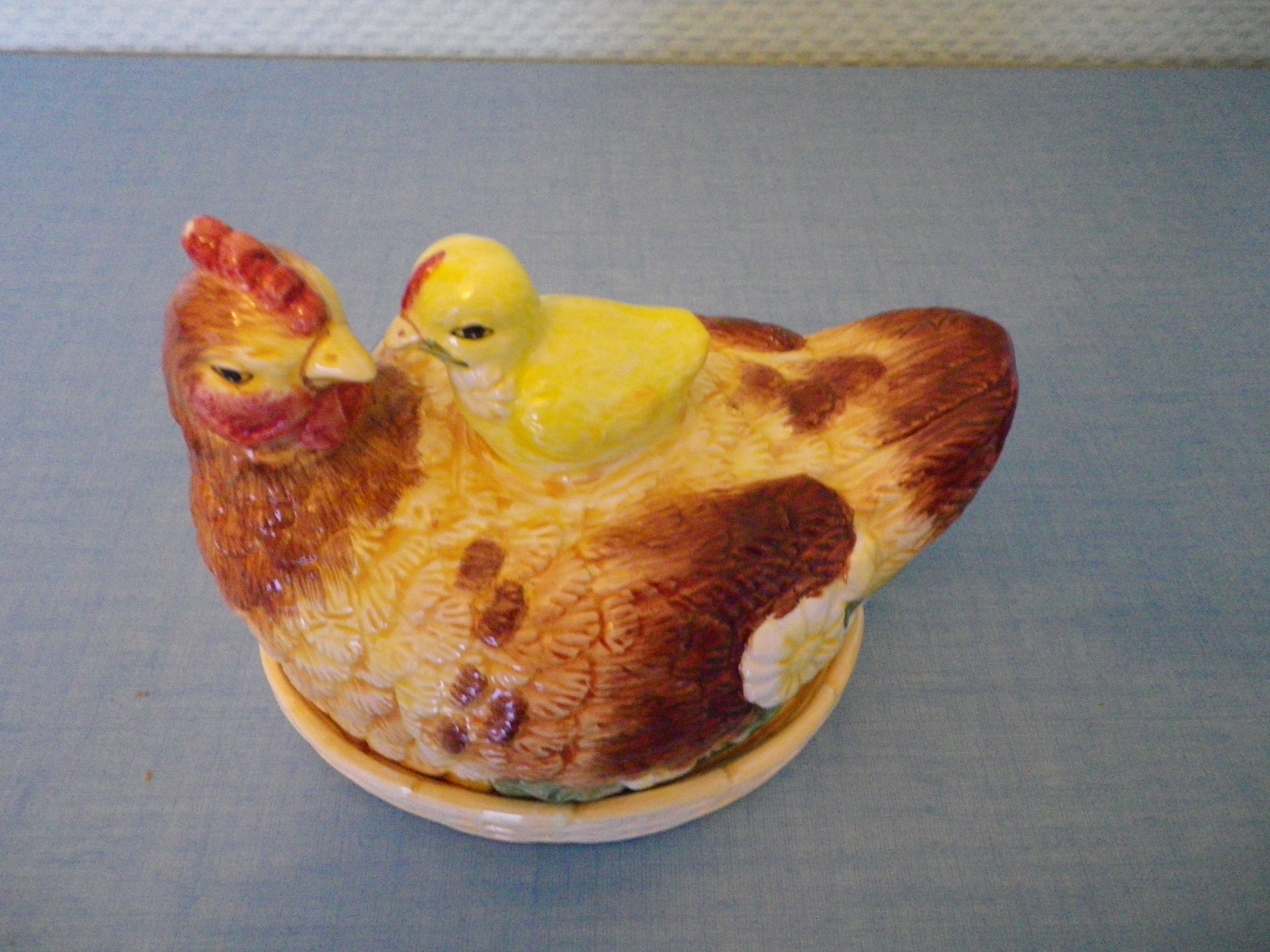 Empty pocket in the shape of a painted ceramic hen